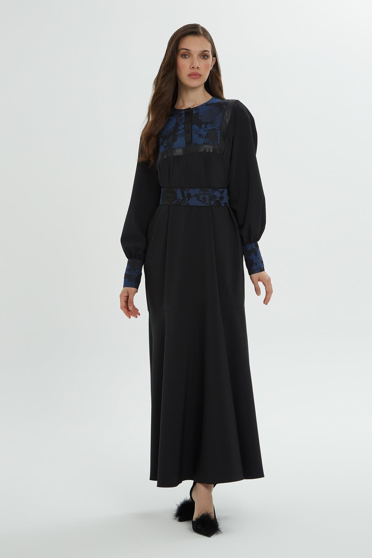 Bilekleri Yakası Ve Kemeri Desenli Siyah Uzun Elbise