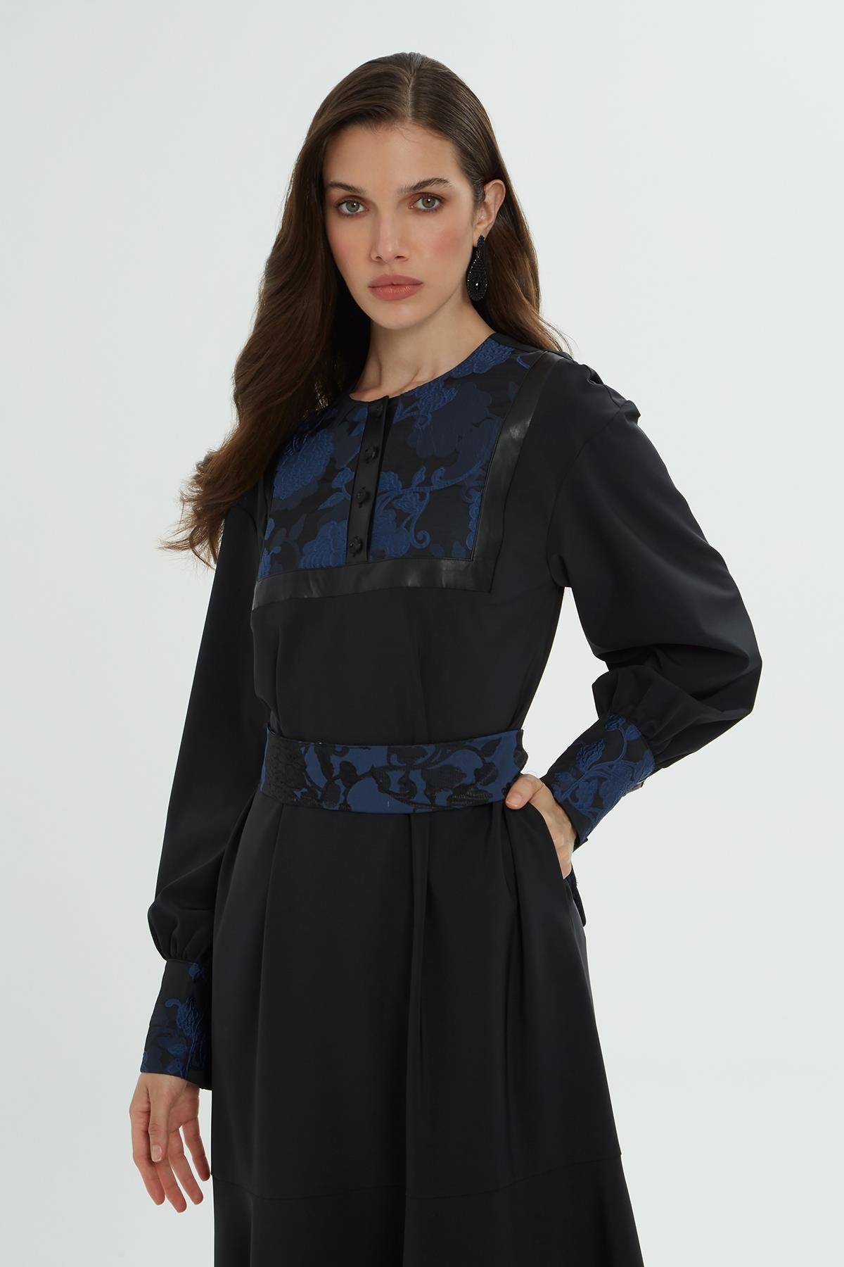 Bilekleri Yakası Ve Kemeri Desenli Siyah Uzun Elbise