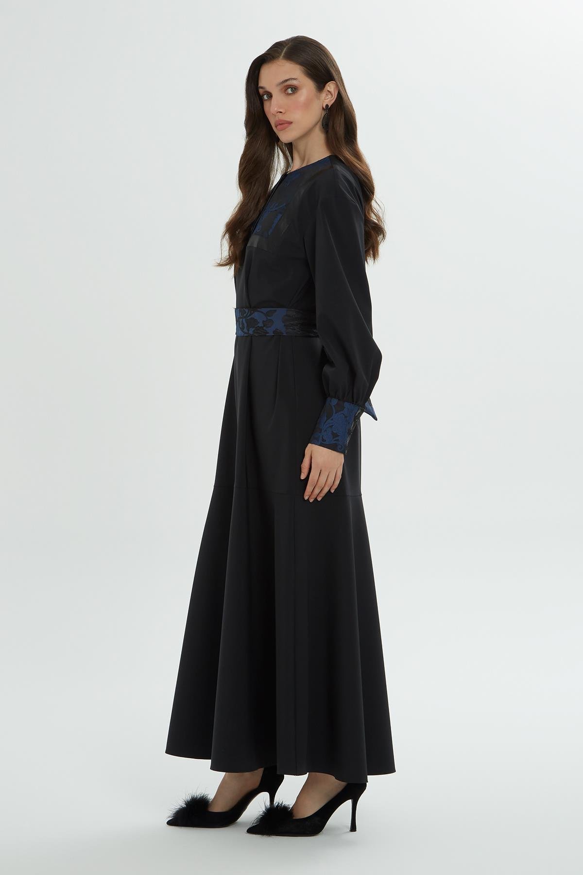 Bilekleri Yakası Ve Kemeri Desenli Siyah Uzun Elbise