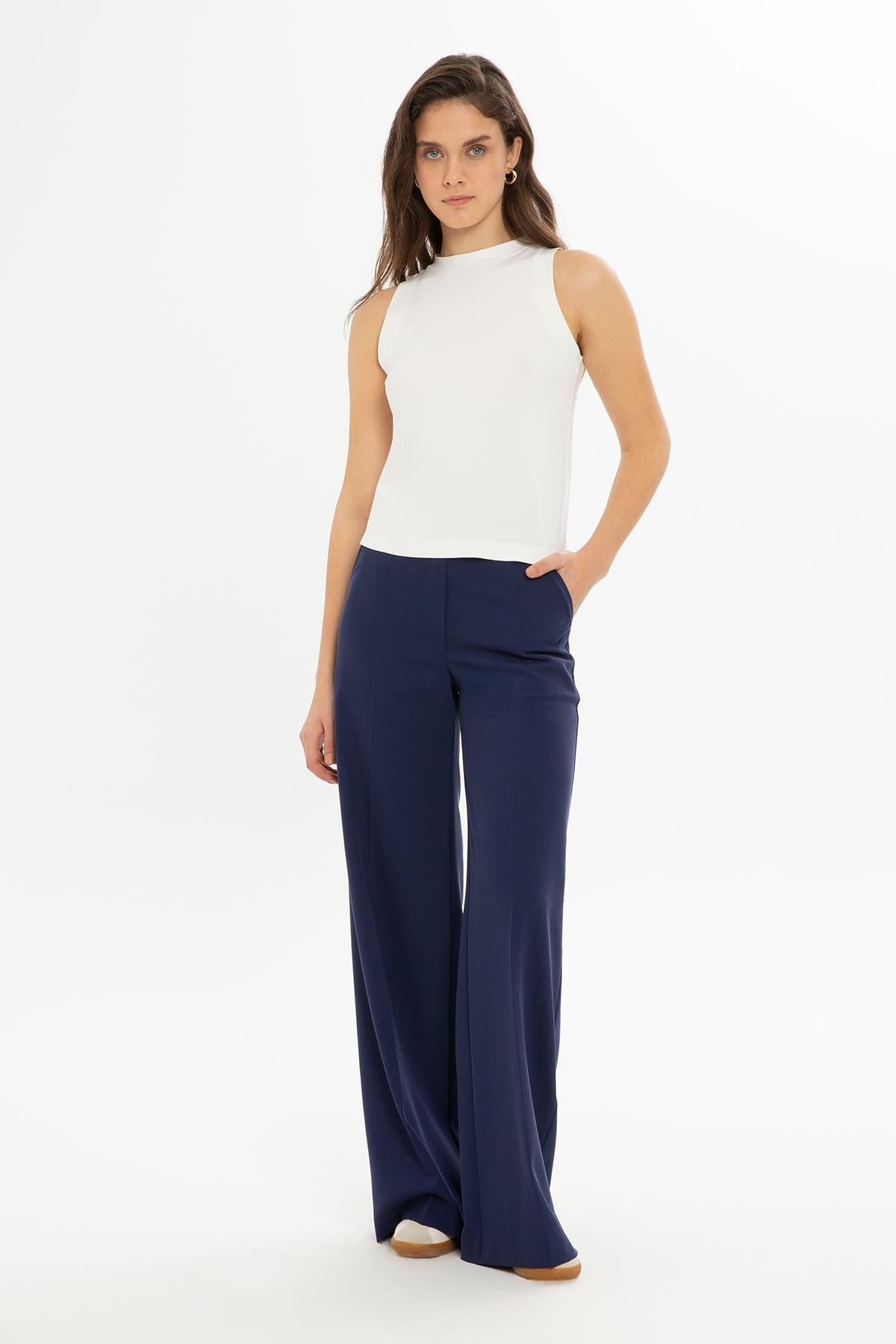 BİSİKLET YAKA SIFIR KOLLU BASIC BLUZ