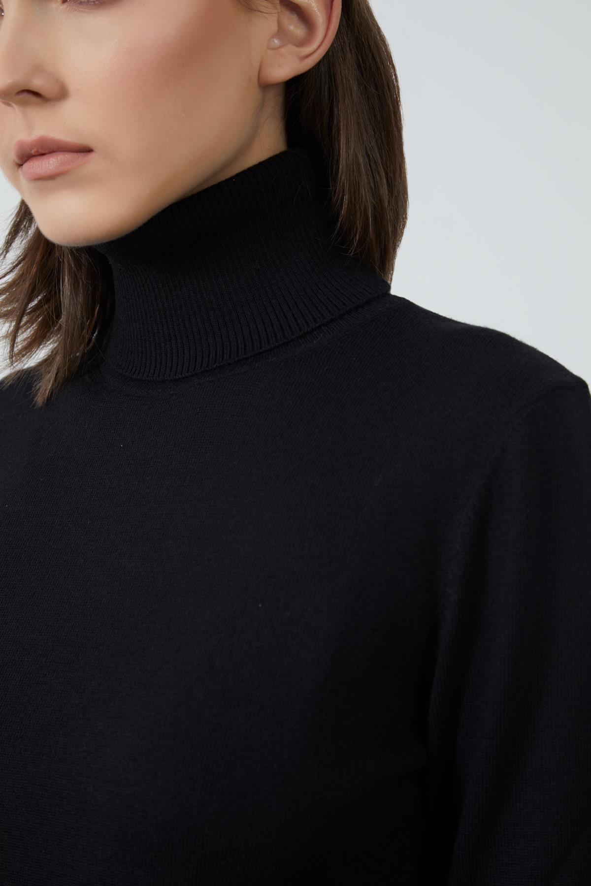 Boğazlı Siyah Kazak