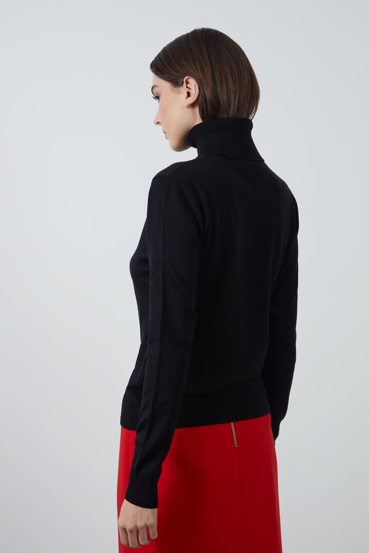 Boğazlı Siyah Kazak