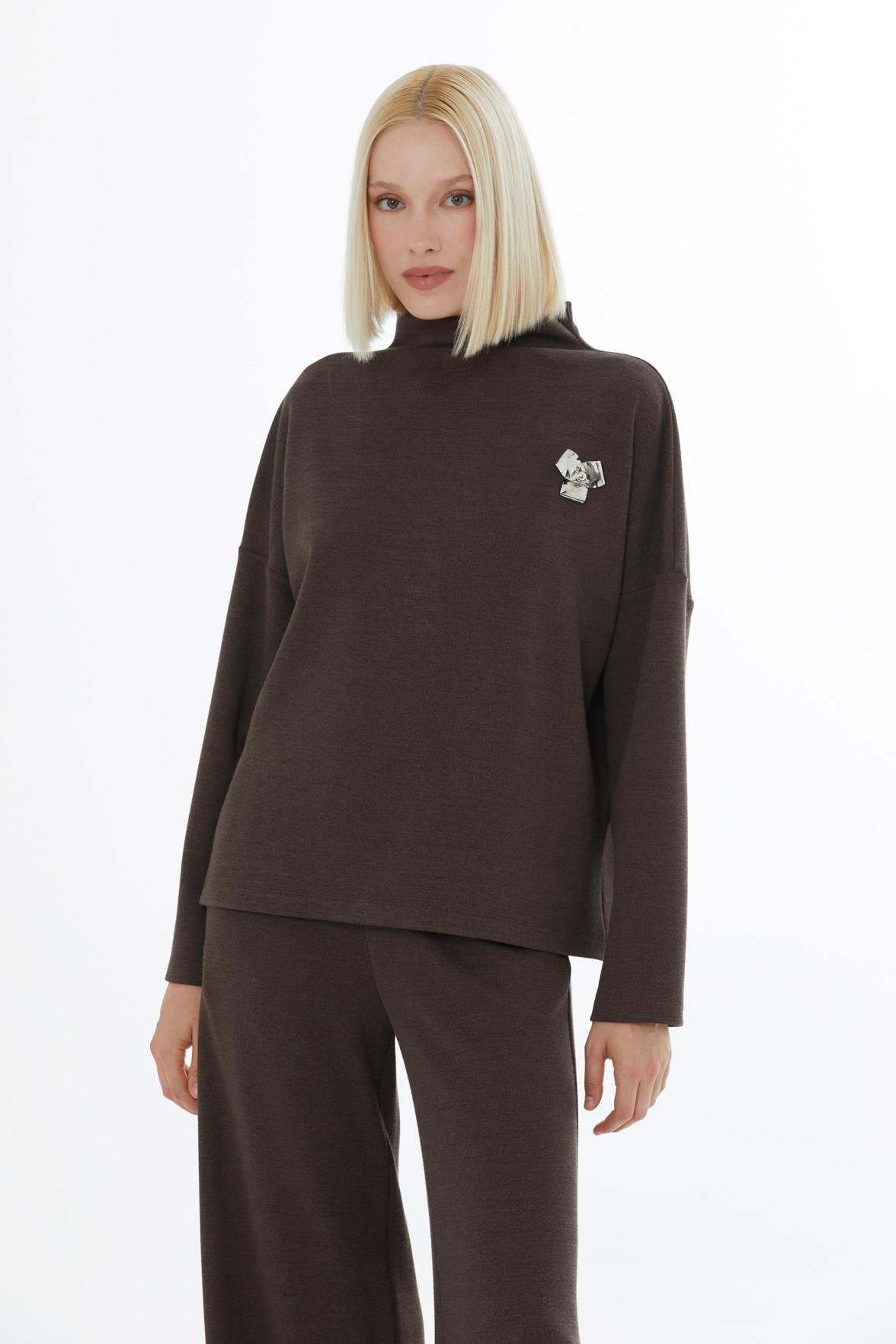 Broş Detaylı Beli Lastikli Eşofman Takımı