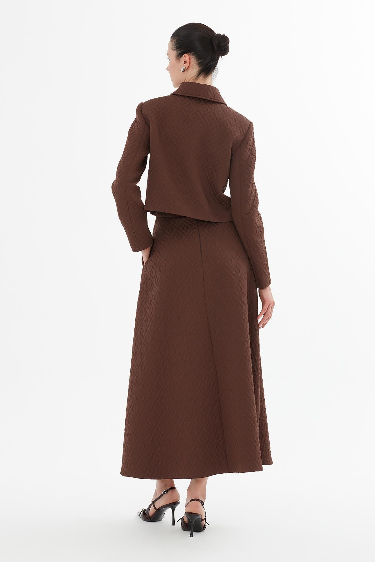 Broşlu Kısa Ceket Ve Pileli Etekli Kahverengi Takım