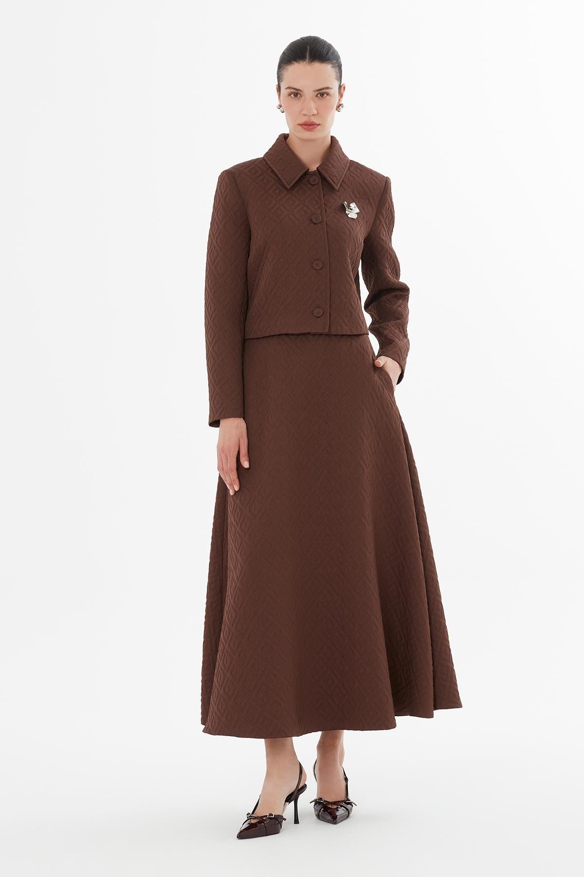 Broşlu Kısa Ceket Ve Pileli Etekli Kahverengi Takım