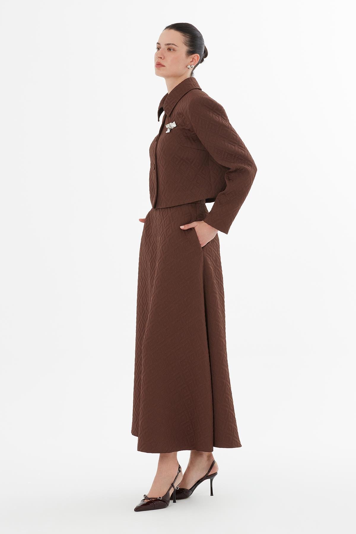 Broşlu Kısa Ceket Ve Pileli Etekli Kahverengi Takım