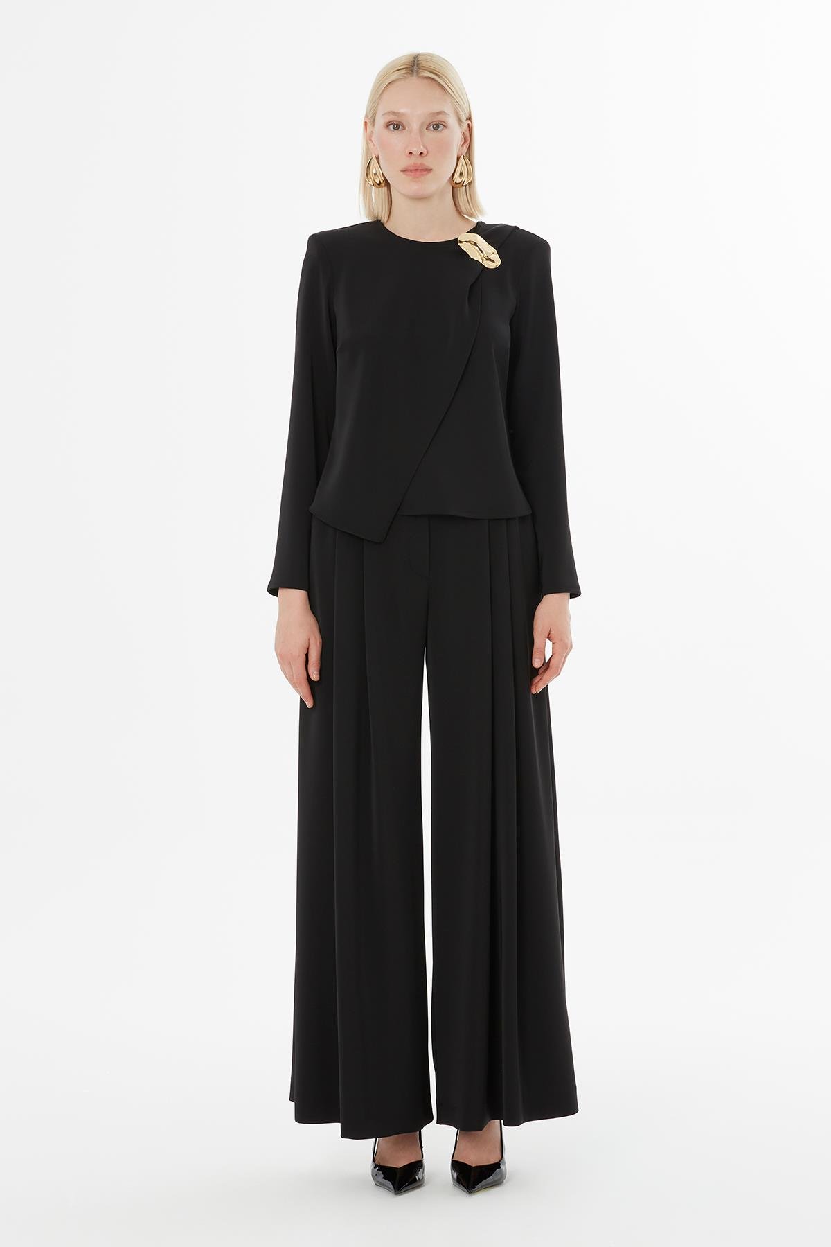 Broşlu Şal Detaylı Siyah Bluz Ve Pileli Palazzo Pantolon