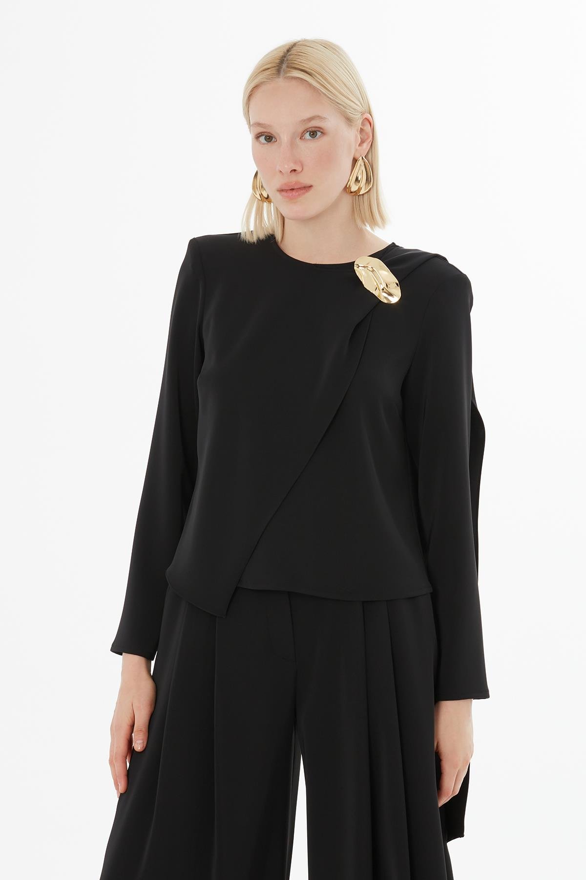 Broşlu Şal Detaylı Siyah Bluz Ve Pileli Palazzo Pantolon