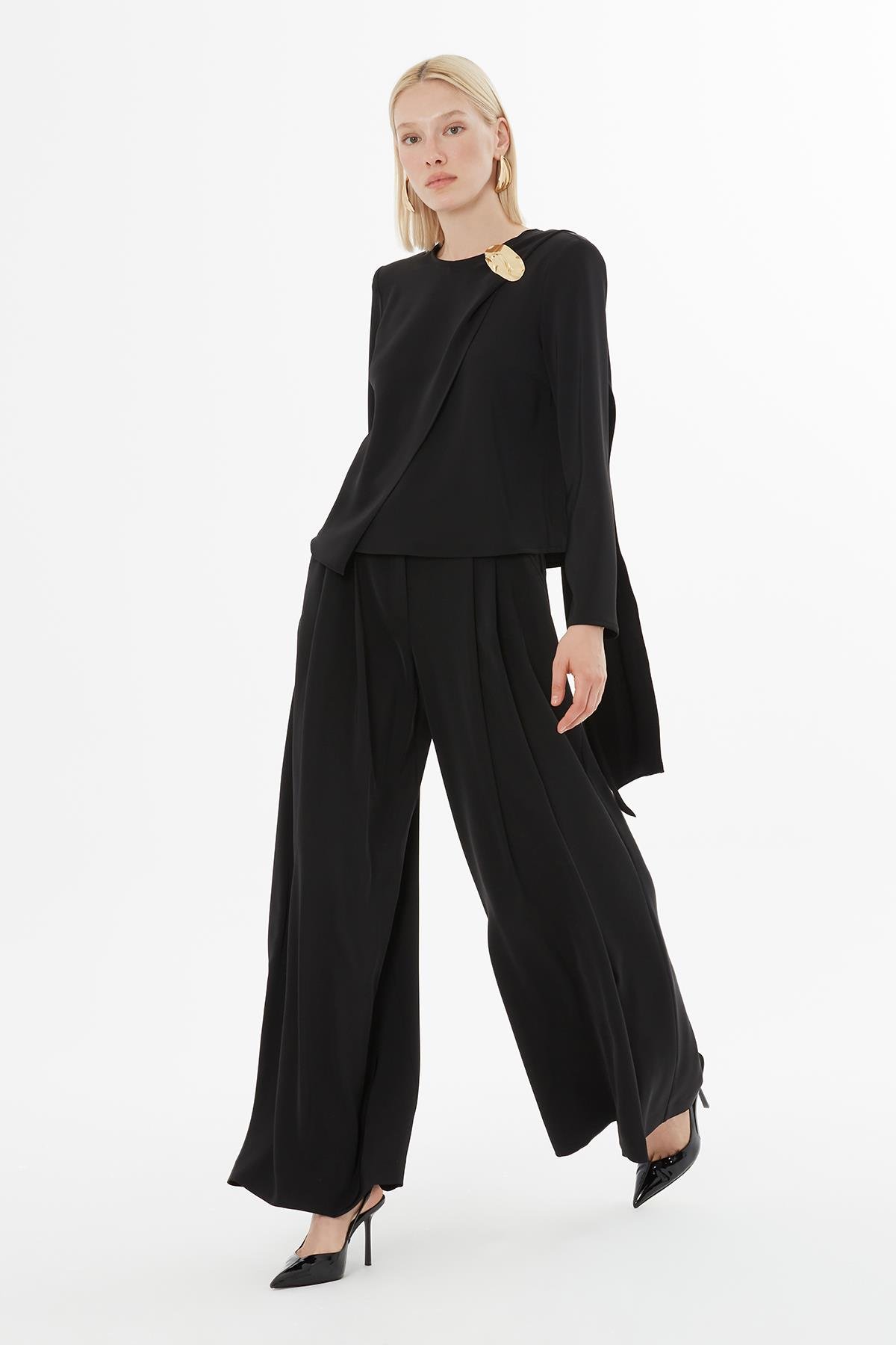 Broşlu Şal Detaylı Siyah Bluz Ve Pileli Palazzo Pantolon
