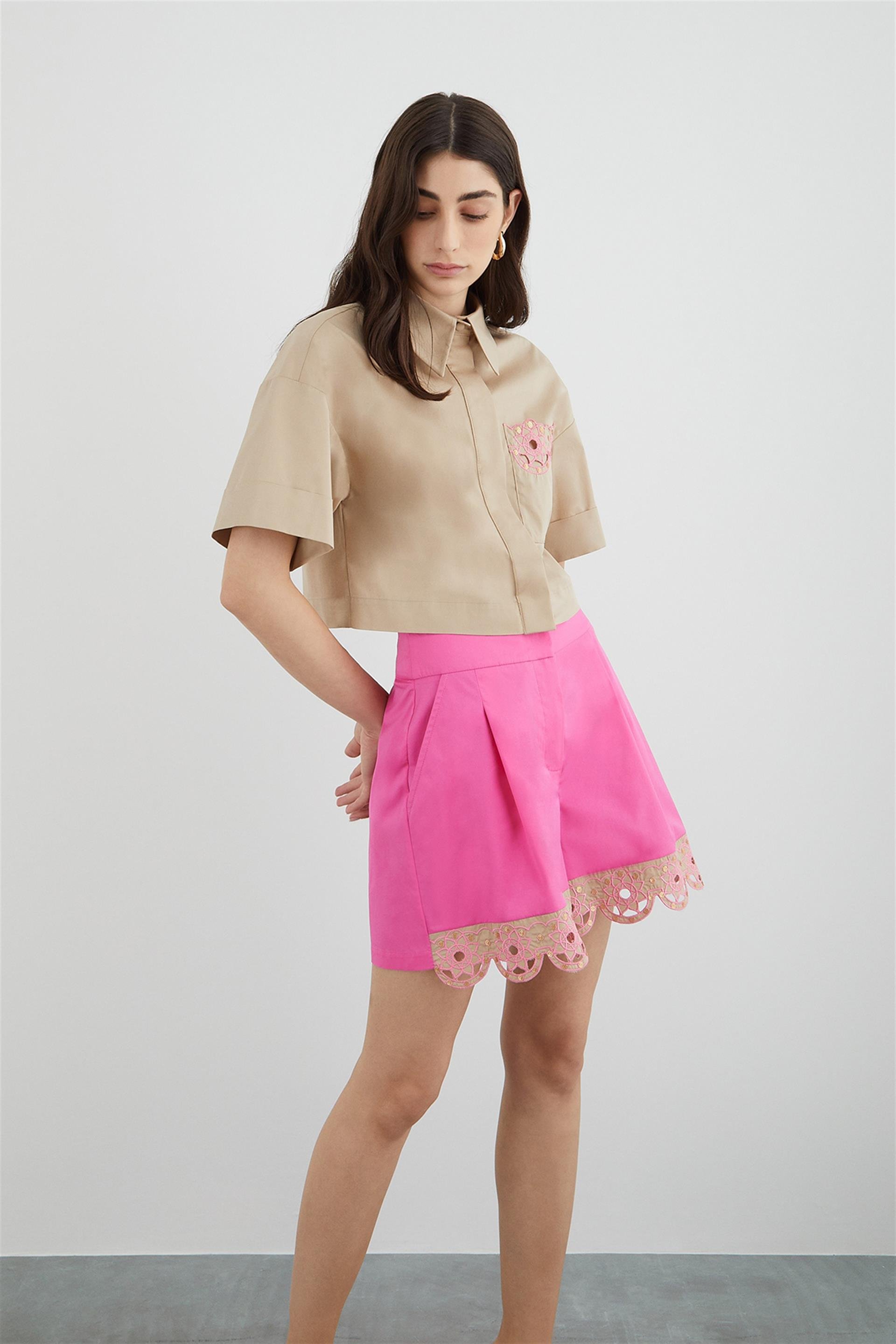 Pullu Nakış Detaylı Kahverengi Gömlek