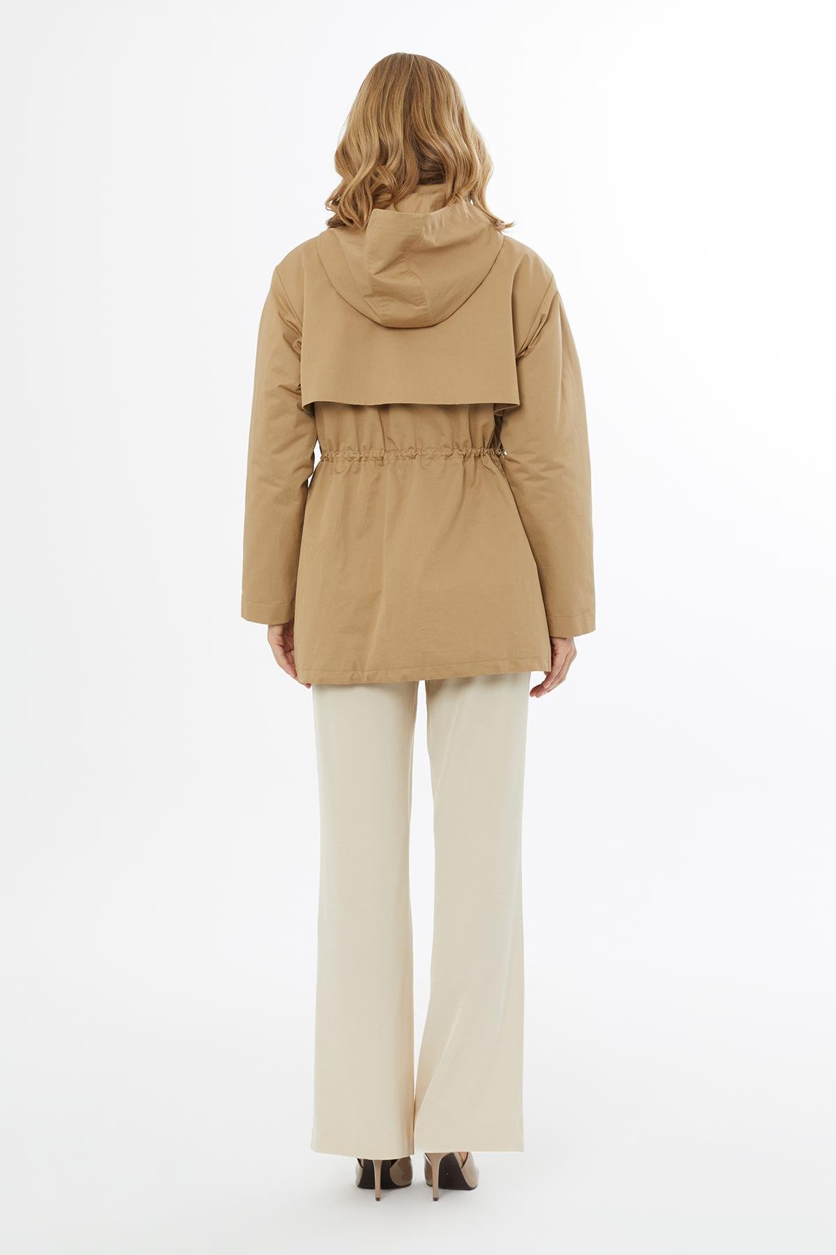 Büzgü Bel Detaylı Cepli Bej Mont