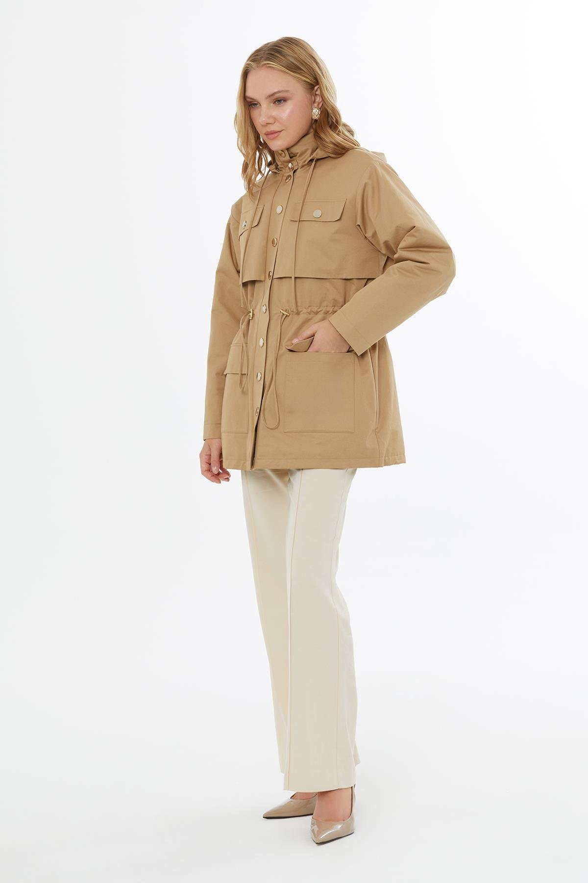 Büzgü Bel Detaylı Cepli Bej Mont