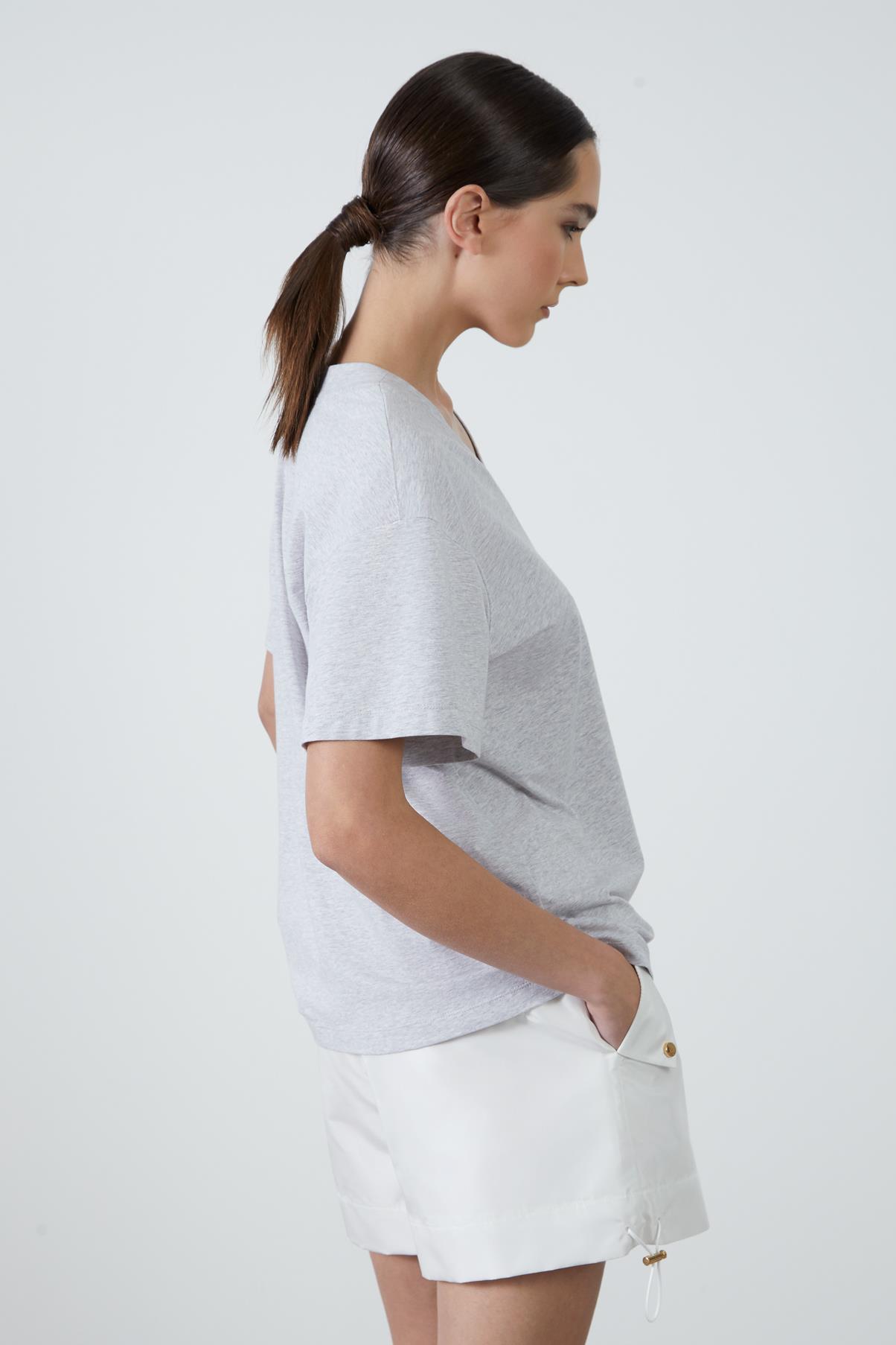 Cep Üstü Nakış Detaylı V Yaka Beyaz Tişört