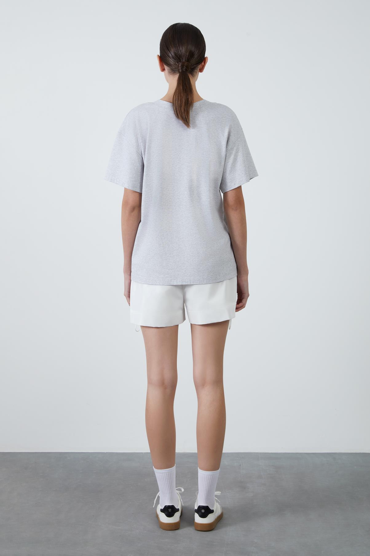 Cep Üstü Nakış Detaylı V Yaka Beyaz Tişört