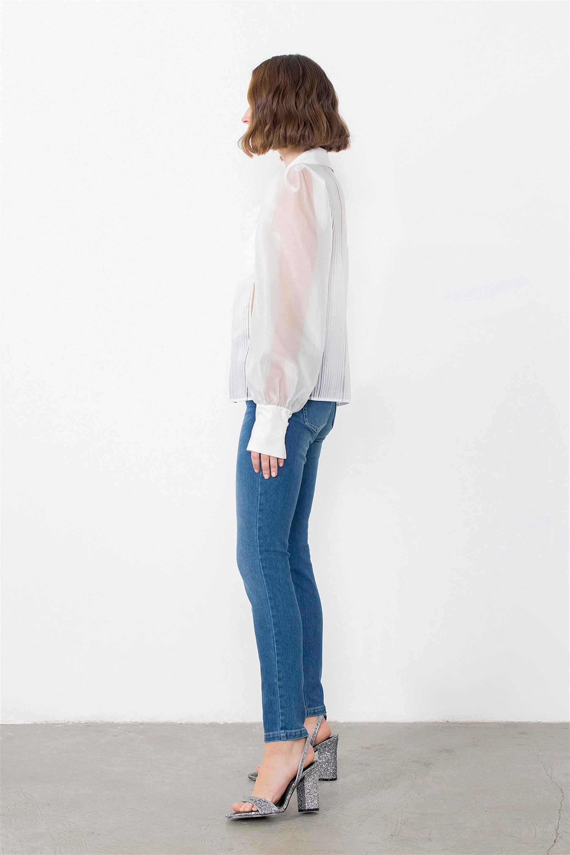 Çiçek Broşlı Dantel Aksesuarlı Transparan Mavi Gömlek