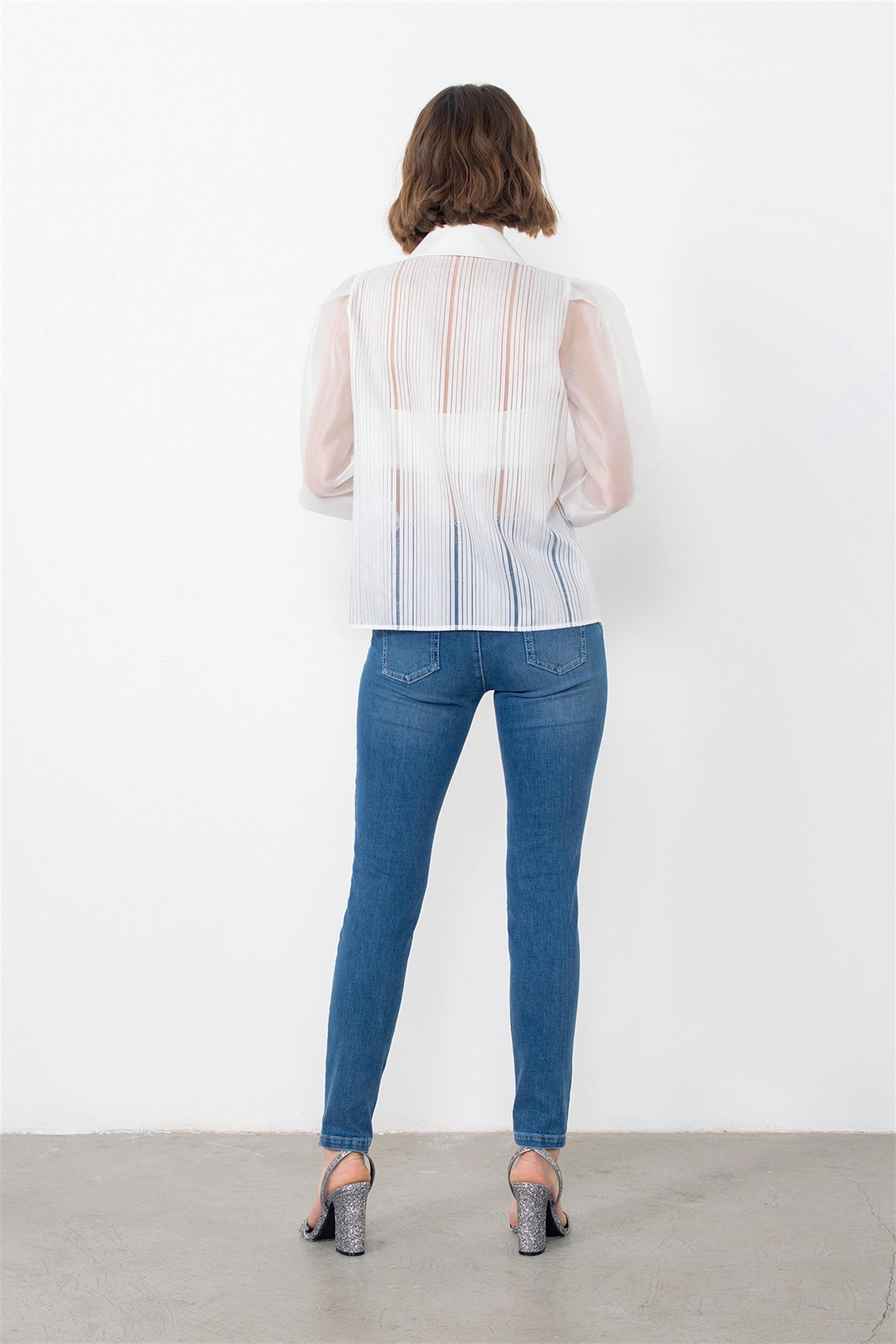 Çiçek Broşlı Dantel Aksesuarlı Transparan Mavi Gömlek