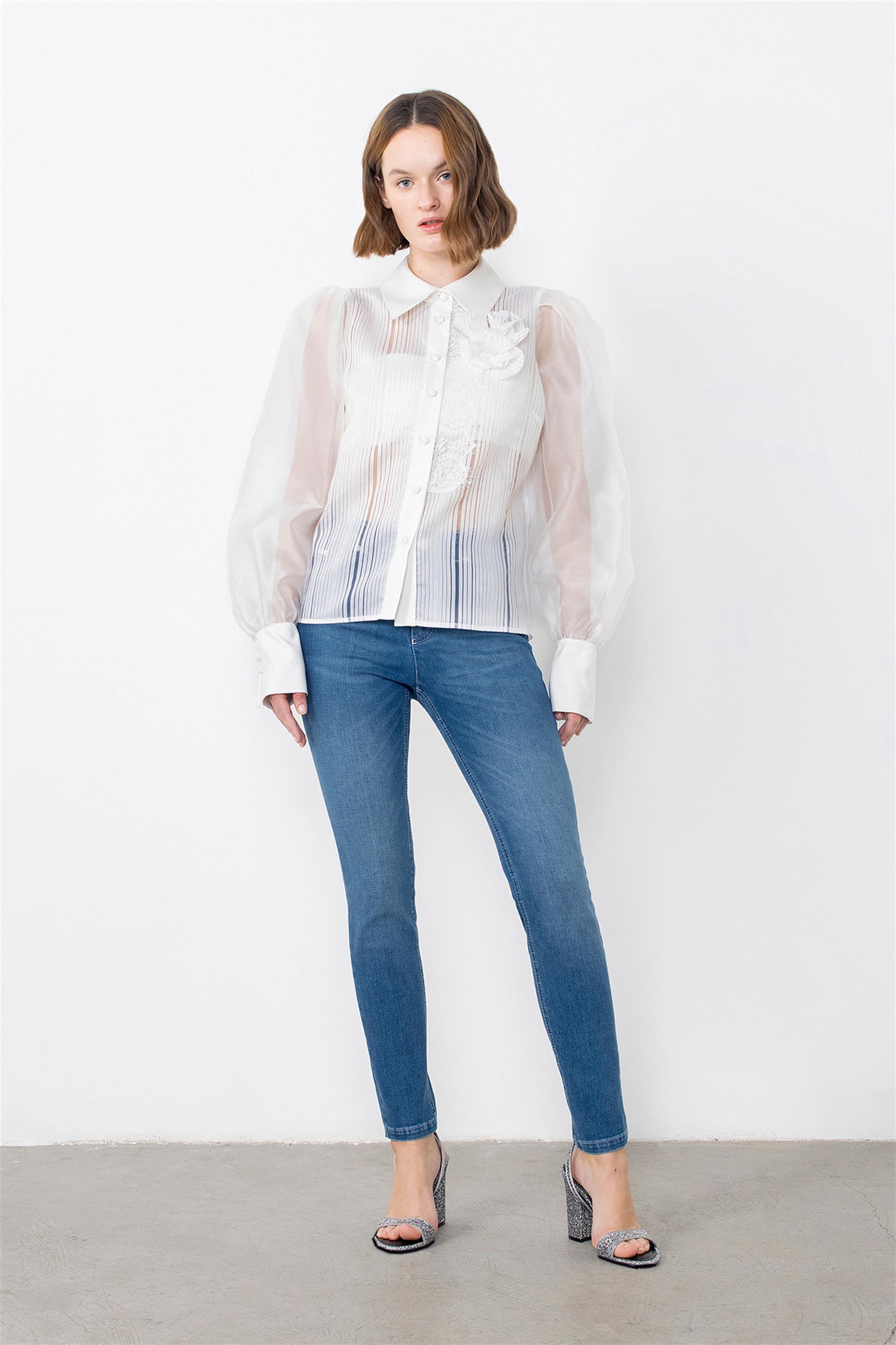 Çiçek Broşlı Dantel Aksesuarlı Transparan Mavi Gömlek