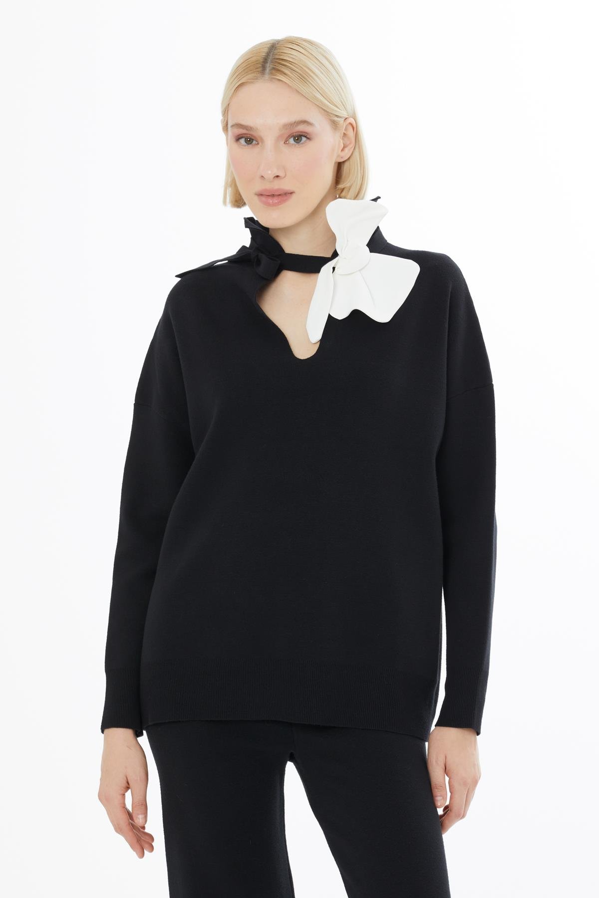 Çicek Detaylı Uzun Kollu Ekru Triko Bluz