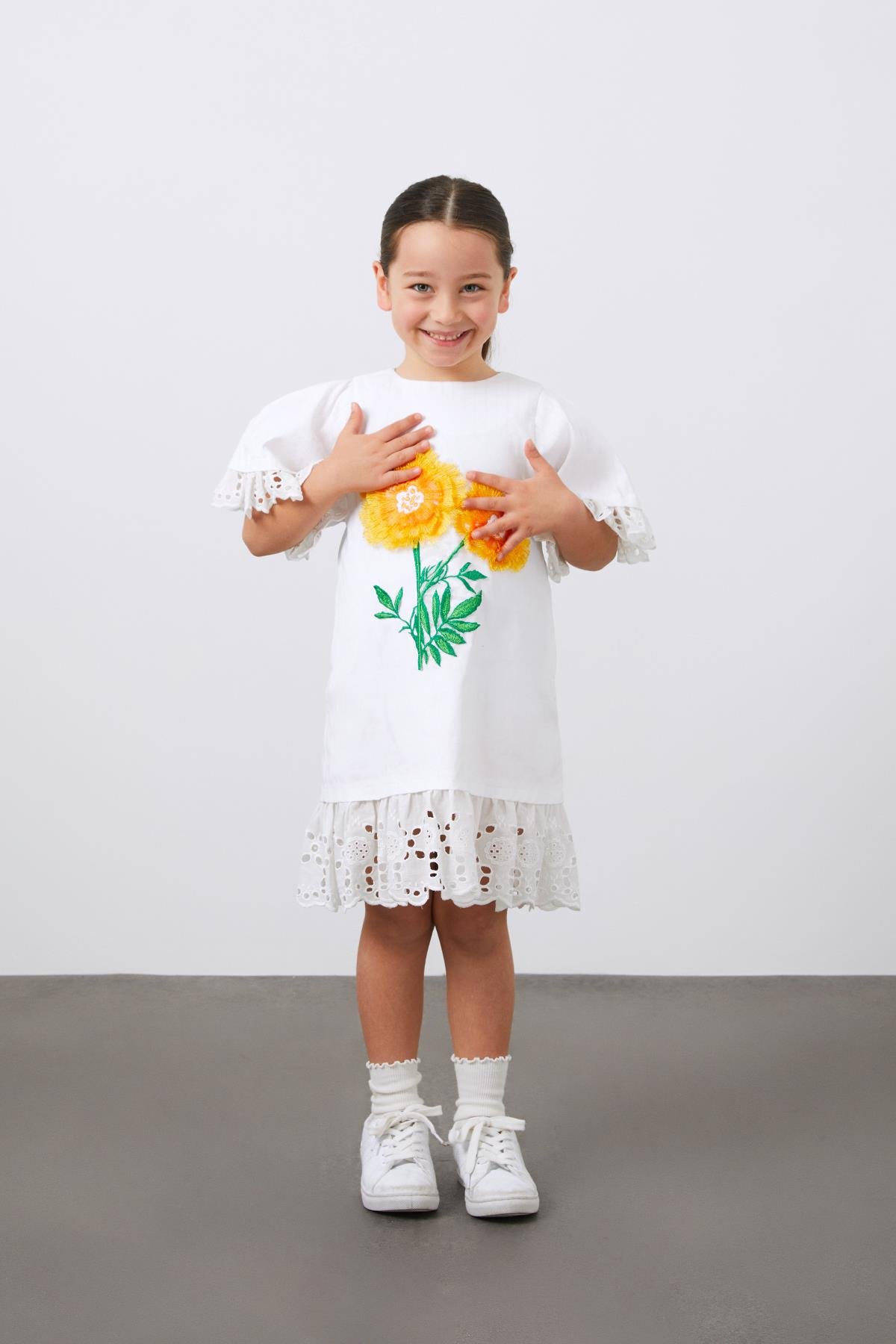 Çiçek Nakış Detaylı Beyaz Kısa Kollu Kız Çocuk Koton Elbise