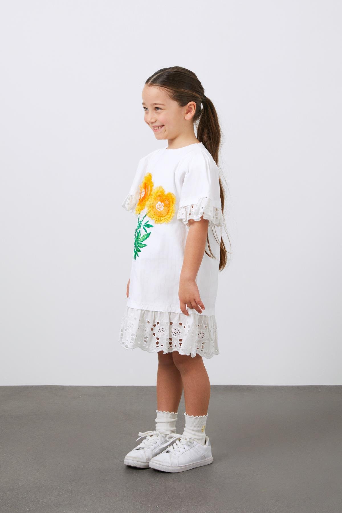 Çiçek Nakış Detaylı Beyaz Kısa Kollu Kız Çocuk Koton Elbise