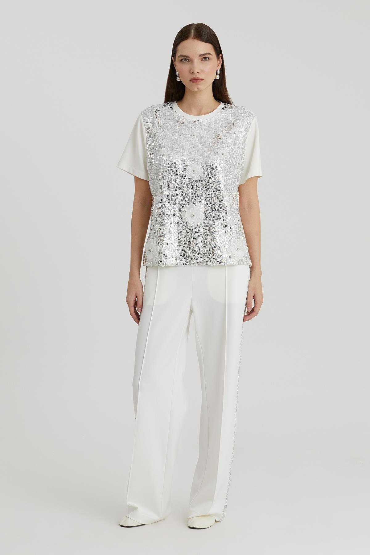 Çiçek Ve İşleme Detaylı Pullu T-Shirt