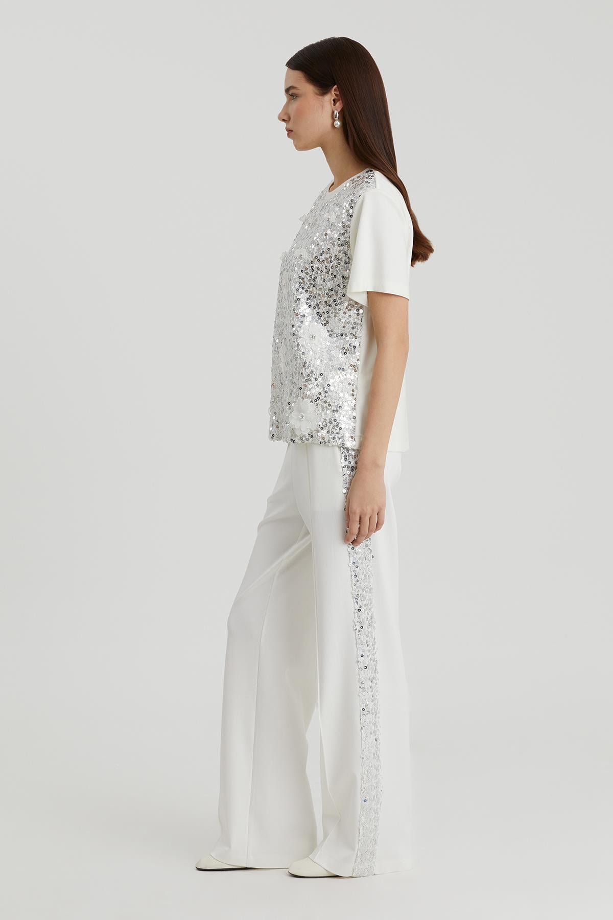 Çiçek Ve İşleme Detaylı Pullu T-Shirt
