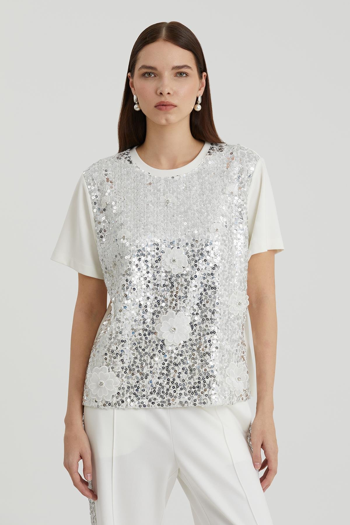 Çiçek Ve İşleme Detaylı Pullu T-Shirt