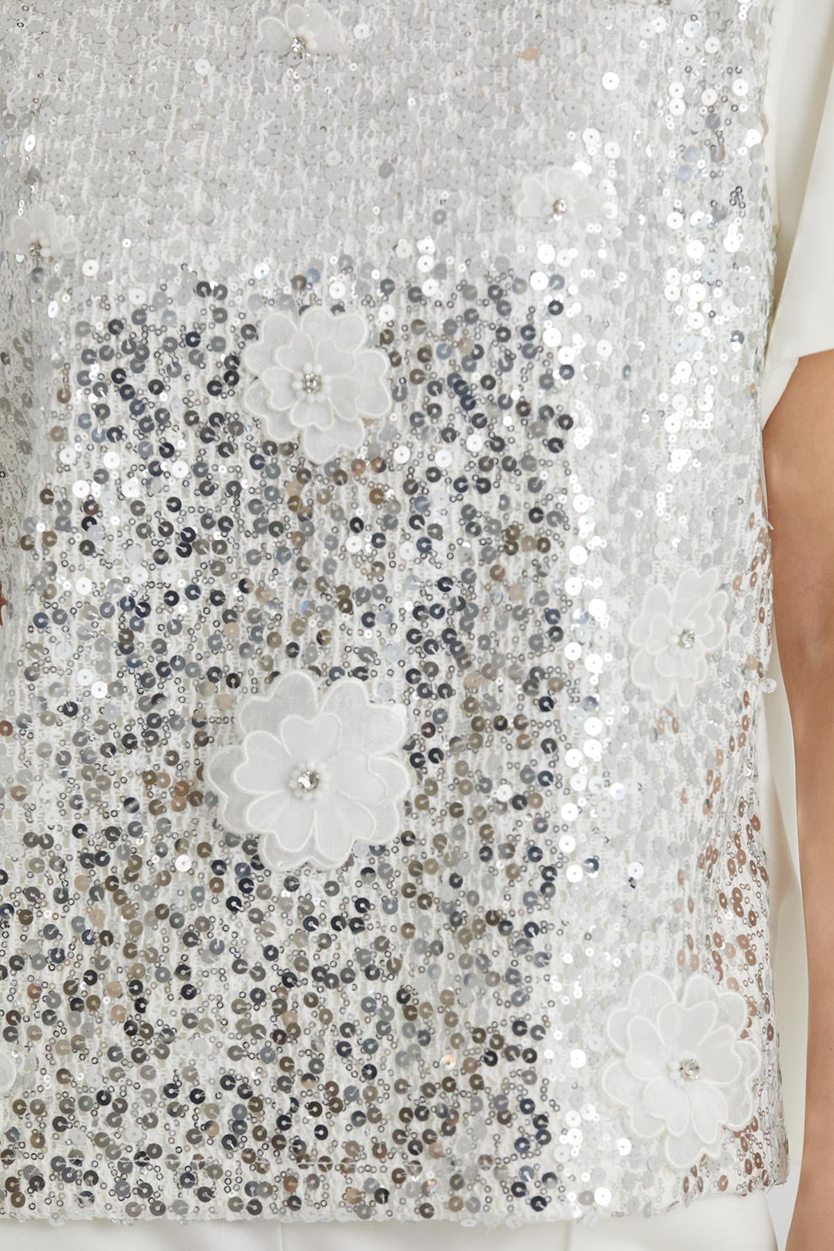 Çiçek Ve İşleme Detaylı Pullu T-Shirt