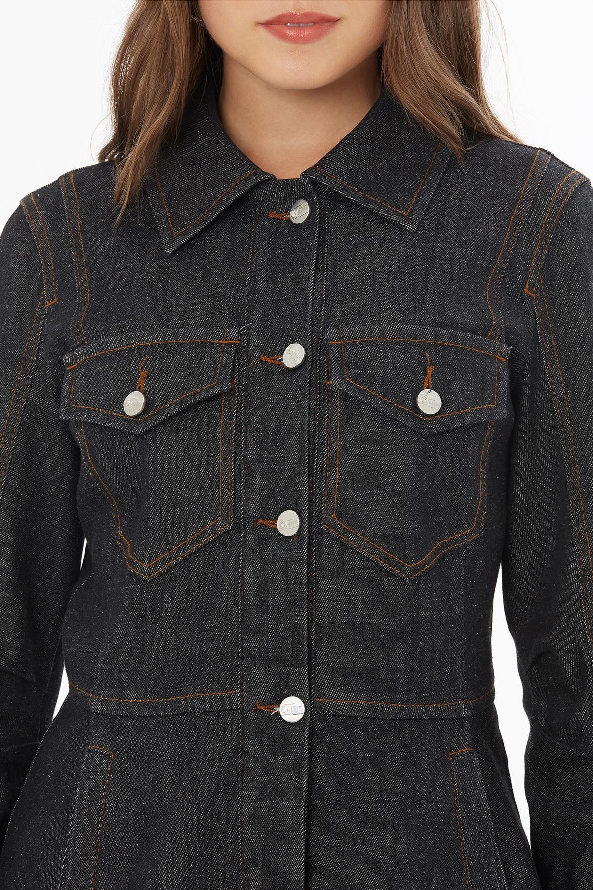 Fitted Denim Jacket with Double Pockets and Buttons