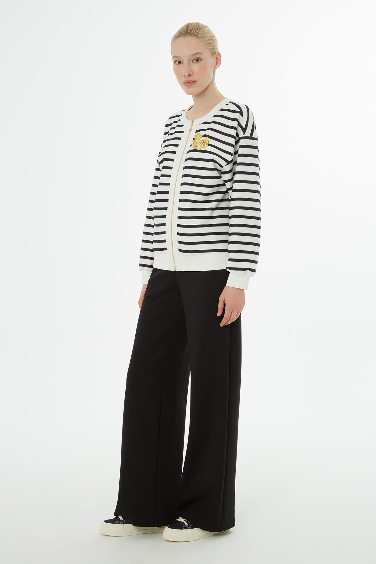 Çizgili Hırka ve Beli Lastikli Ekru Eşofman Takımı