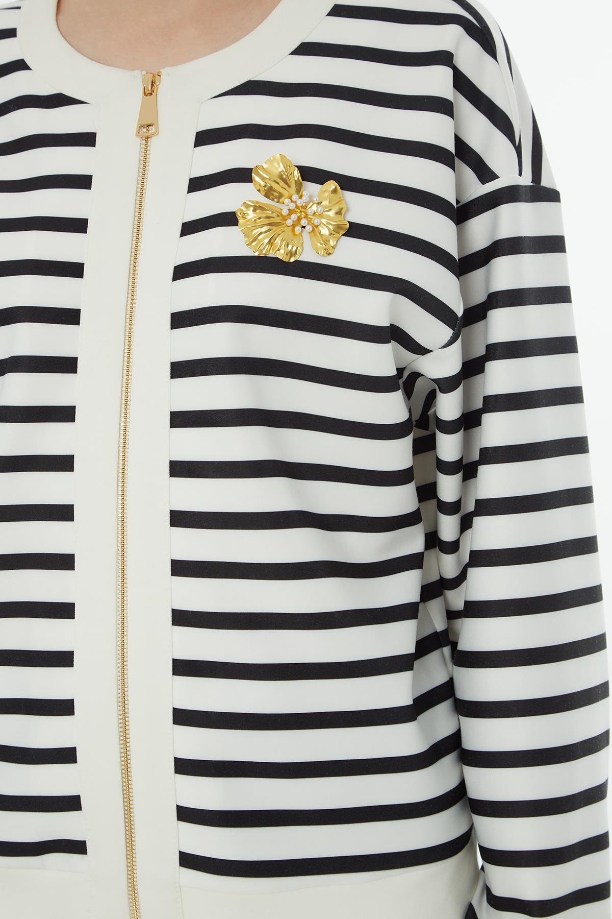 Çizgili Hırka ve Beli Lastikli Ekru Eşofman Takımı