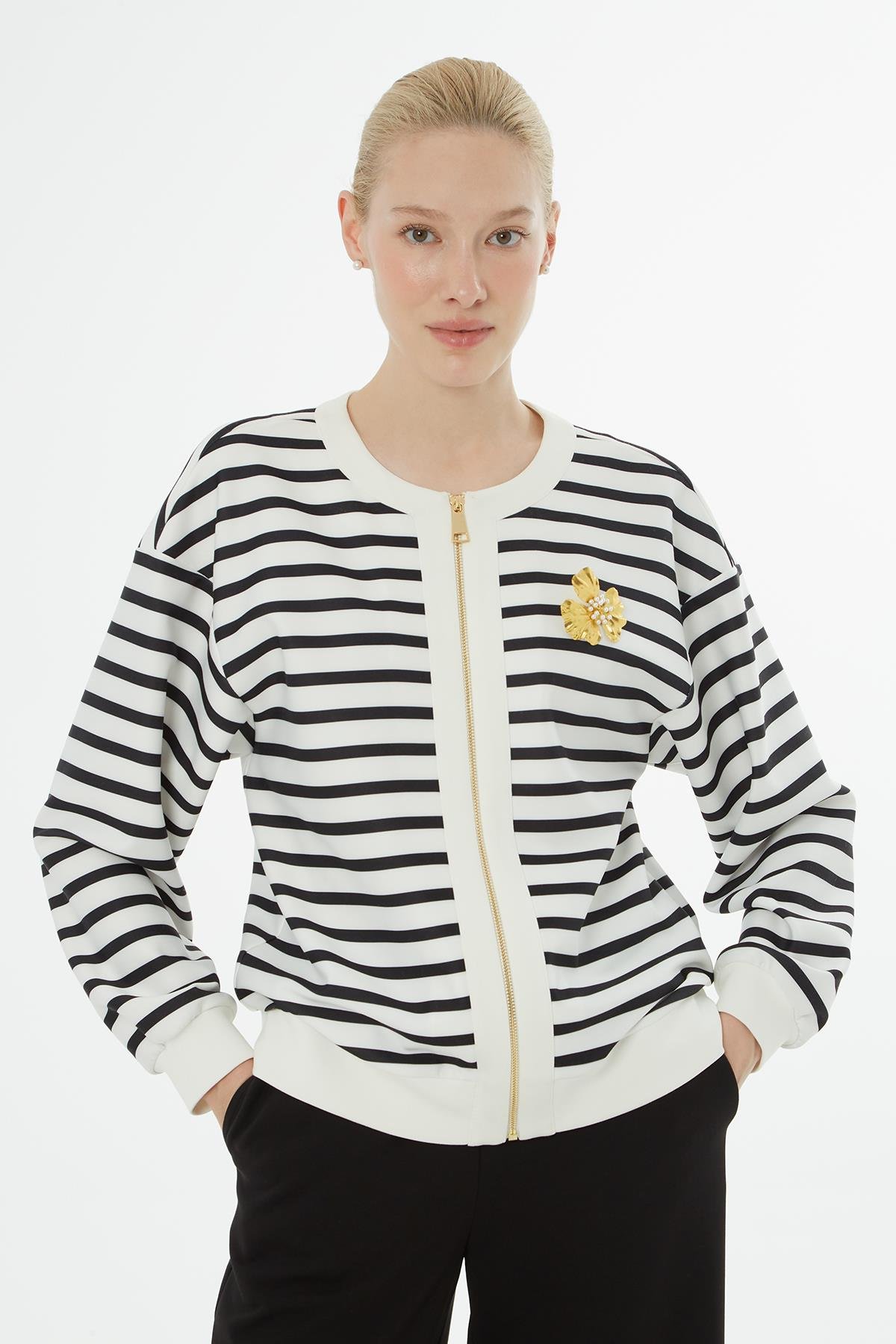 Çizgili Hırka ve Beli Lastikli Ekru Eşofman Takımı