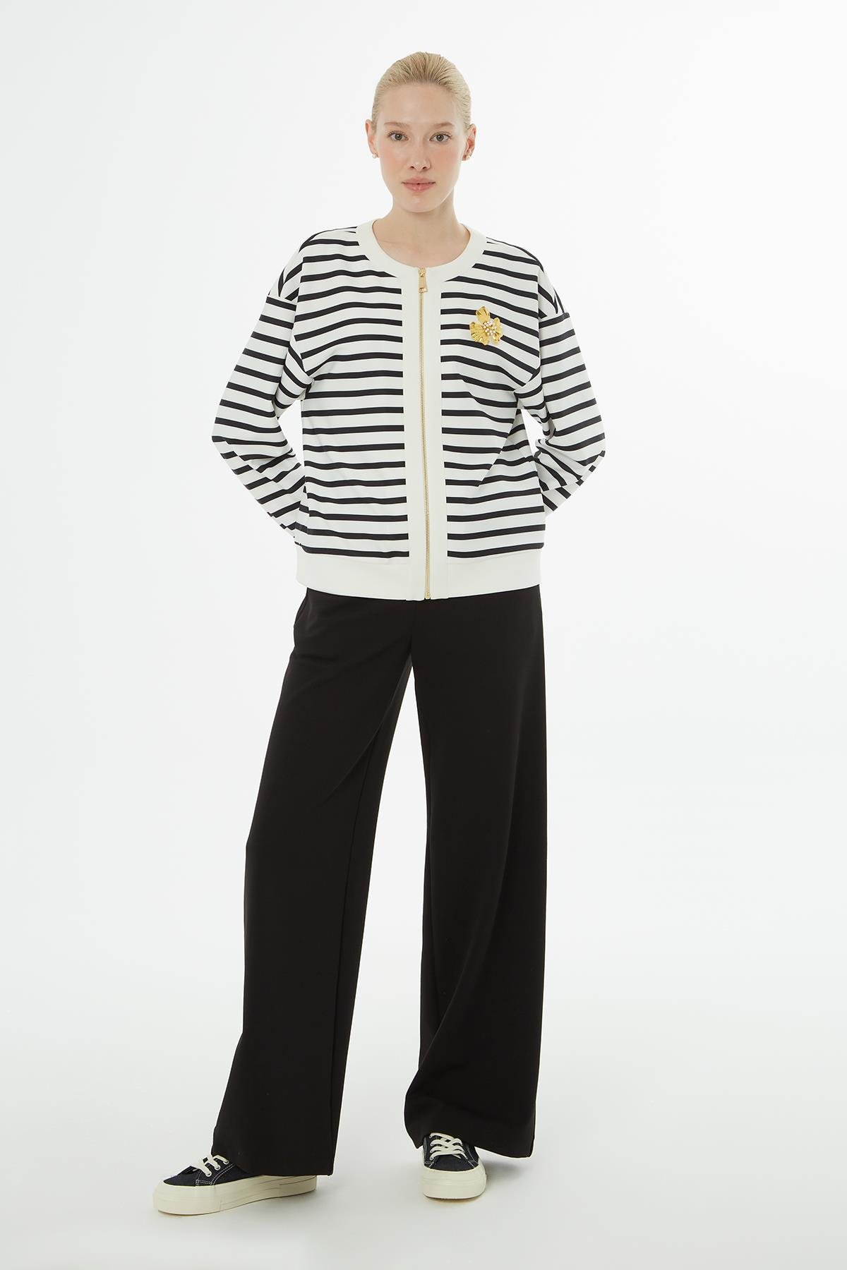 Çizgili Hırka ve Beli Lastikli Ekru Eşofman Takımı