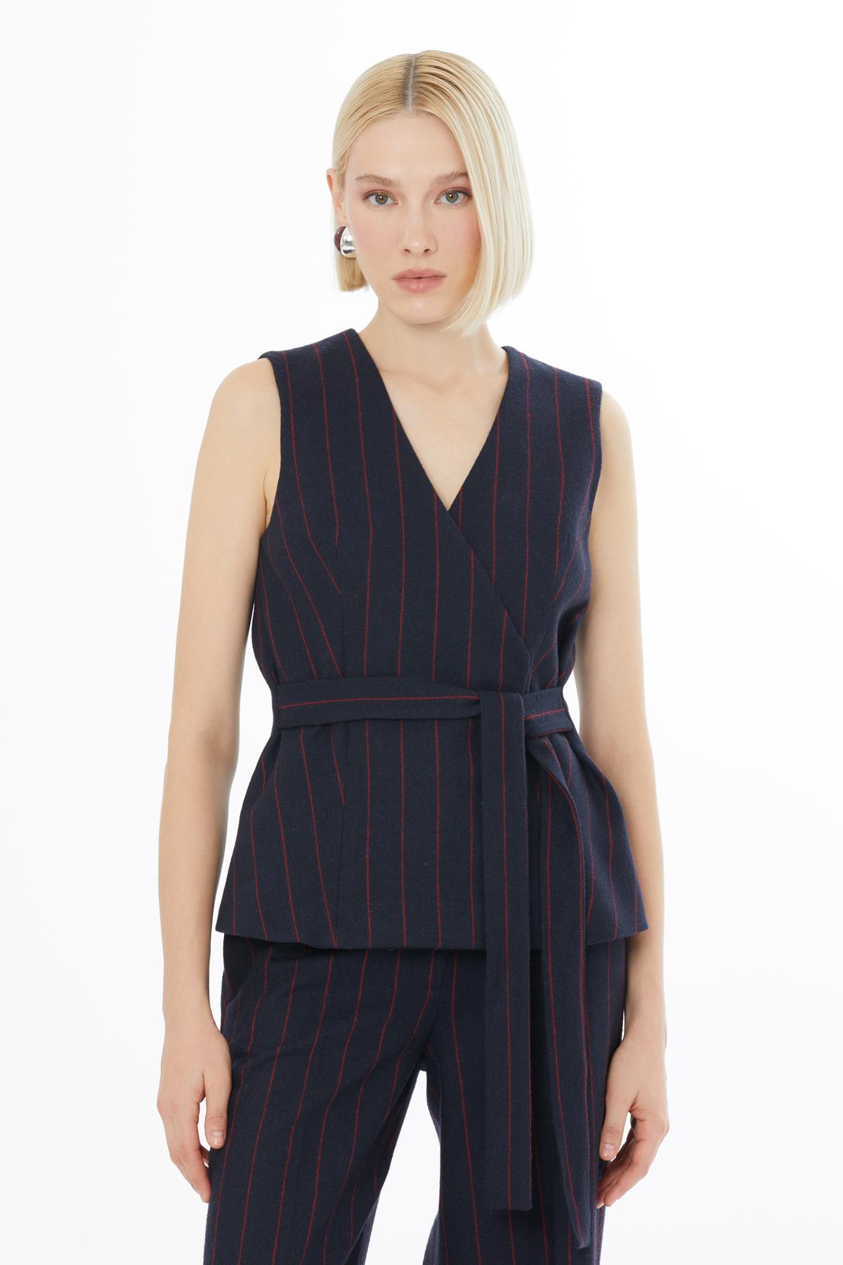 Çizgili Kuşaklı Kolsuz Lacivert Yelek