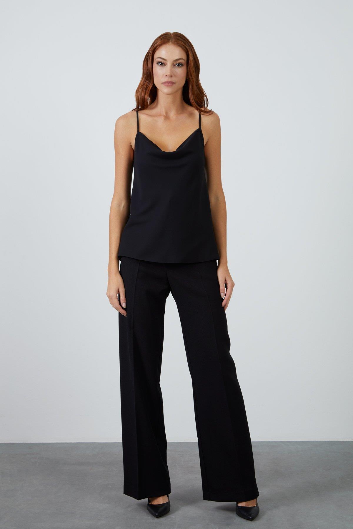 Degaje Yakalı Askılı Siyah Bluz