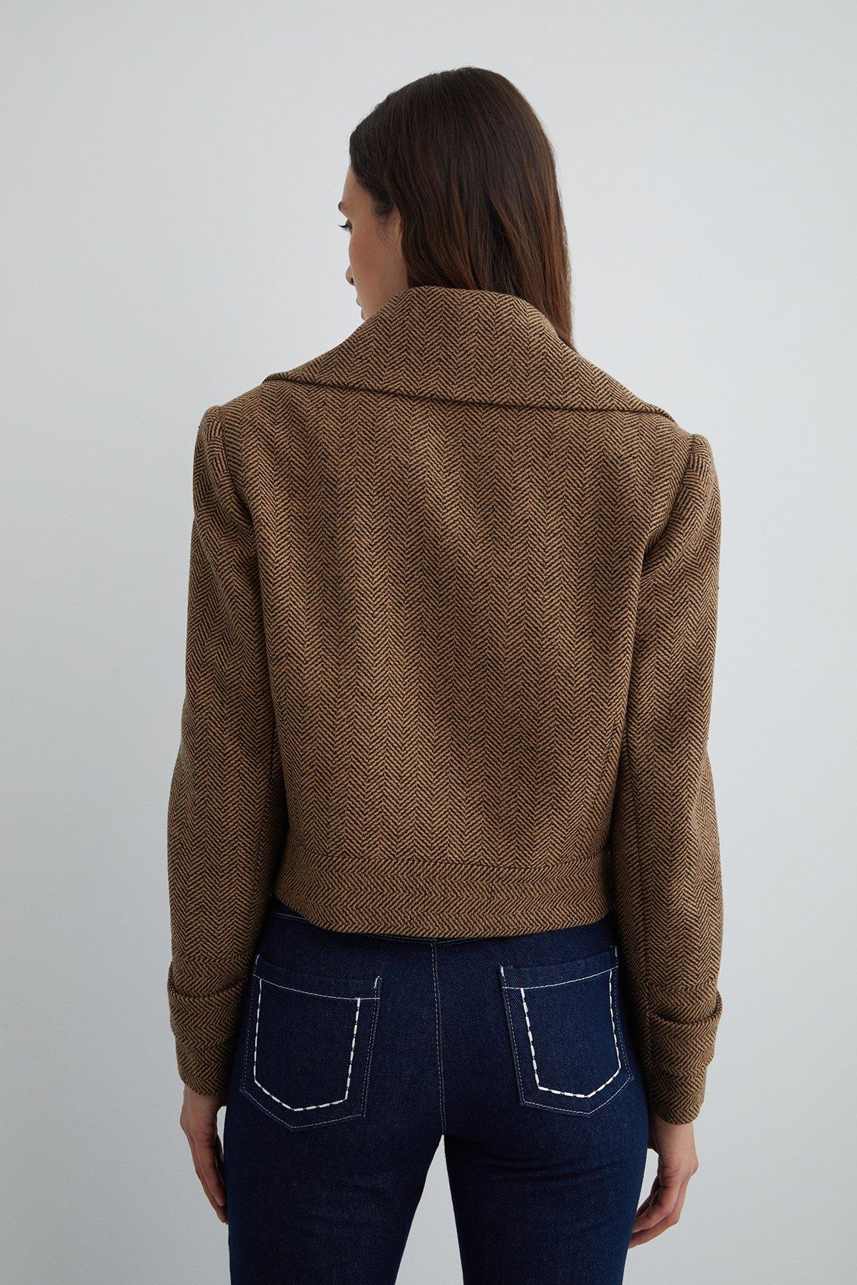 Cross Closure Box Form Short Jacket