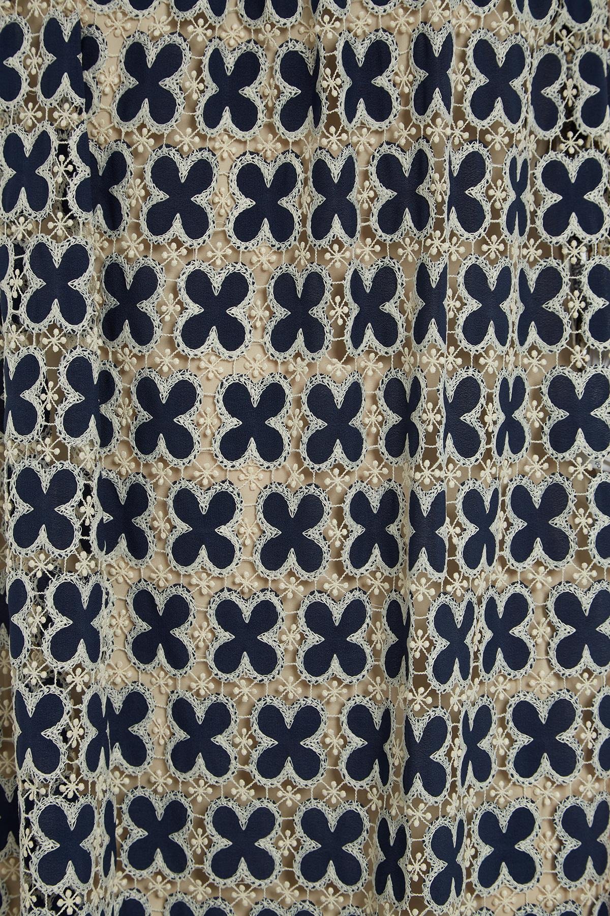 Dantel Detaylı Yırtmaçlı Lacivert Elbise