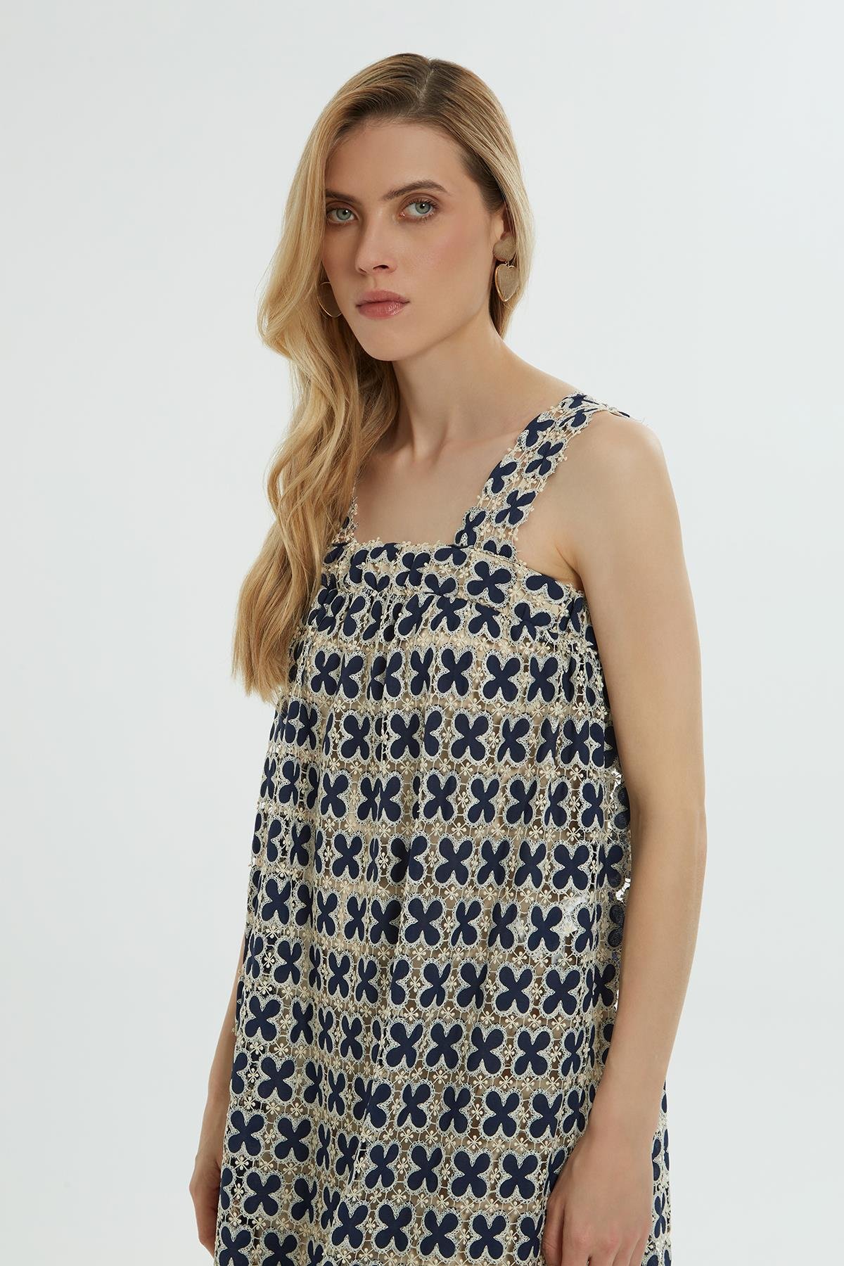 Dantel Detaylı Yırtmaçlı Lacivert Elbise