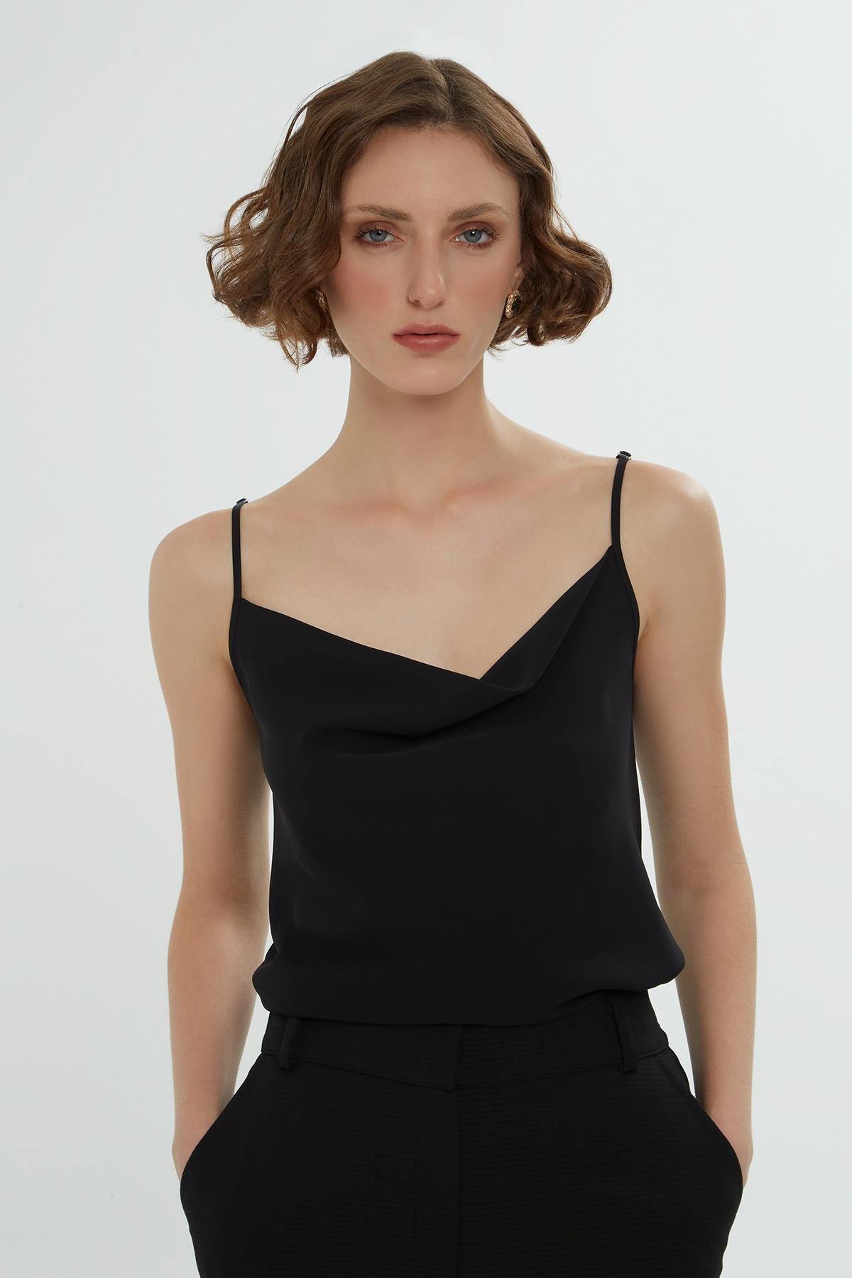 Degaje Yakalı Askılı Siyah Bluz