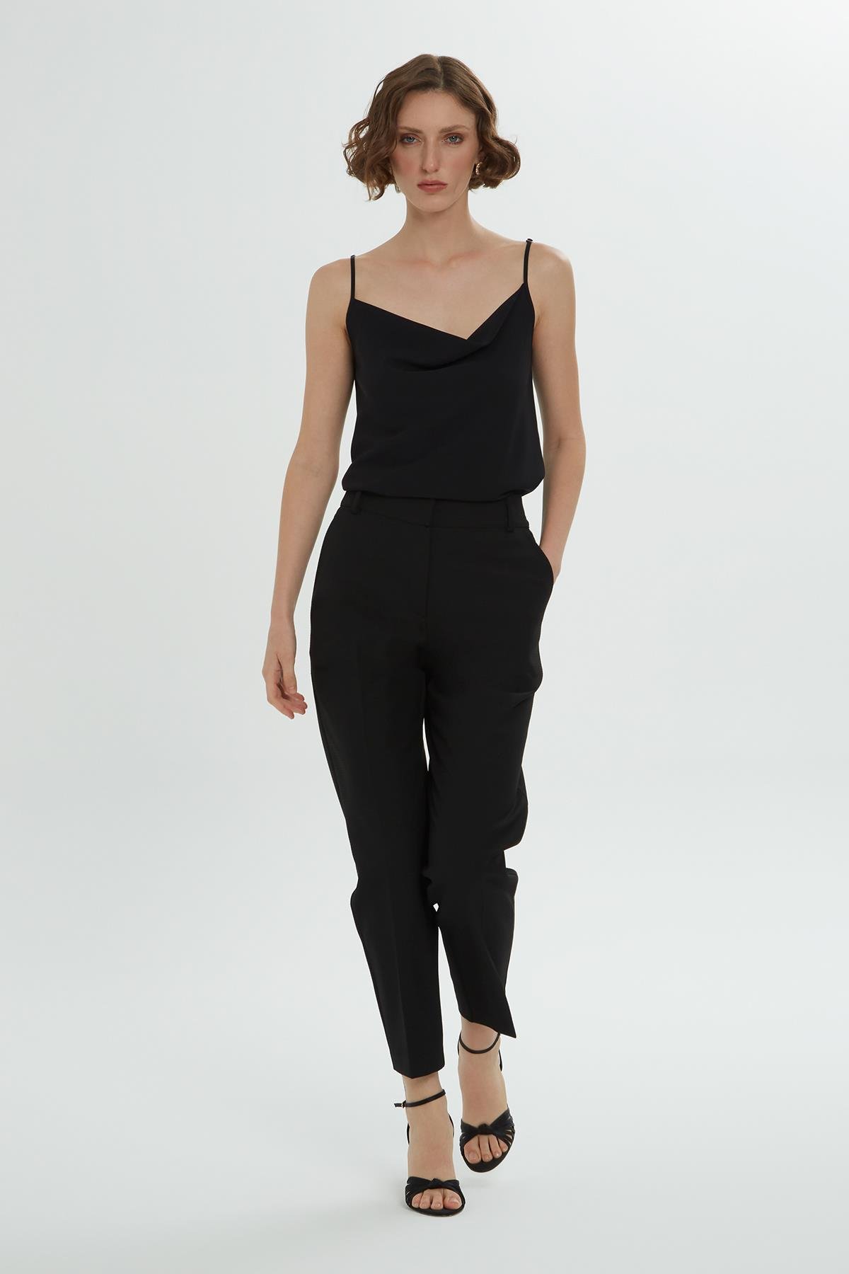 Degaje Yakalı Askılı Siyah Bluz