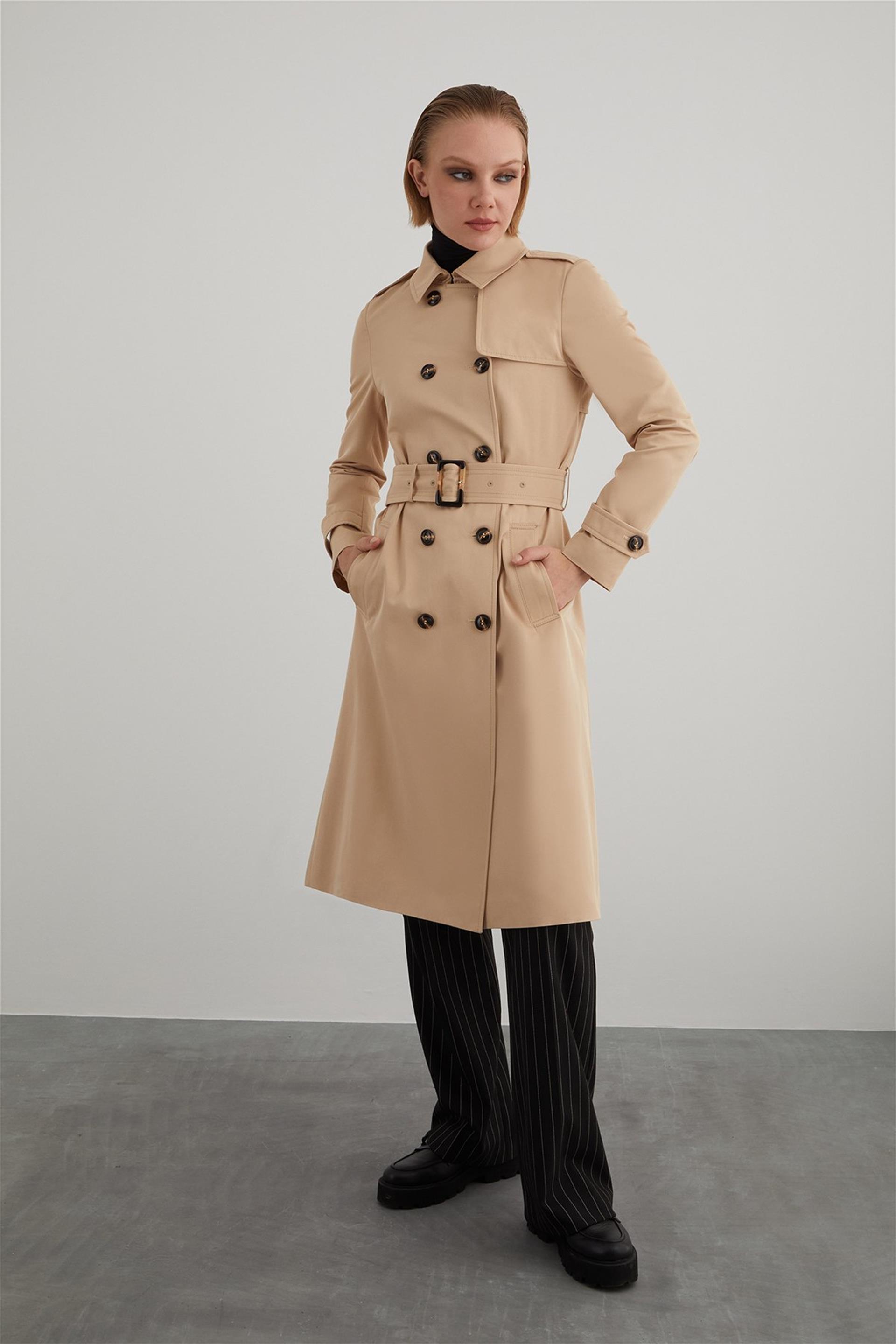 Önü Çift Kruvaze Düğmeli Arka Yırtmaçlı Tokalı Kemerli Bej Tam Kalıp Pamuk Trençkot