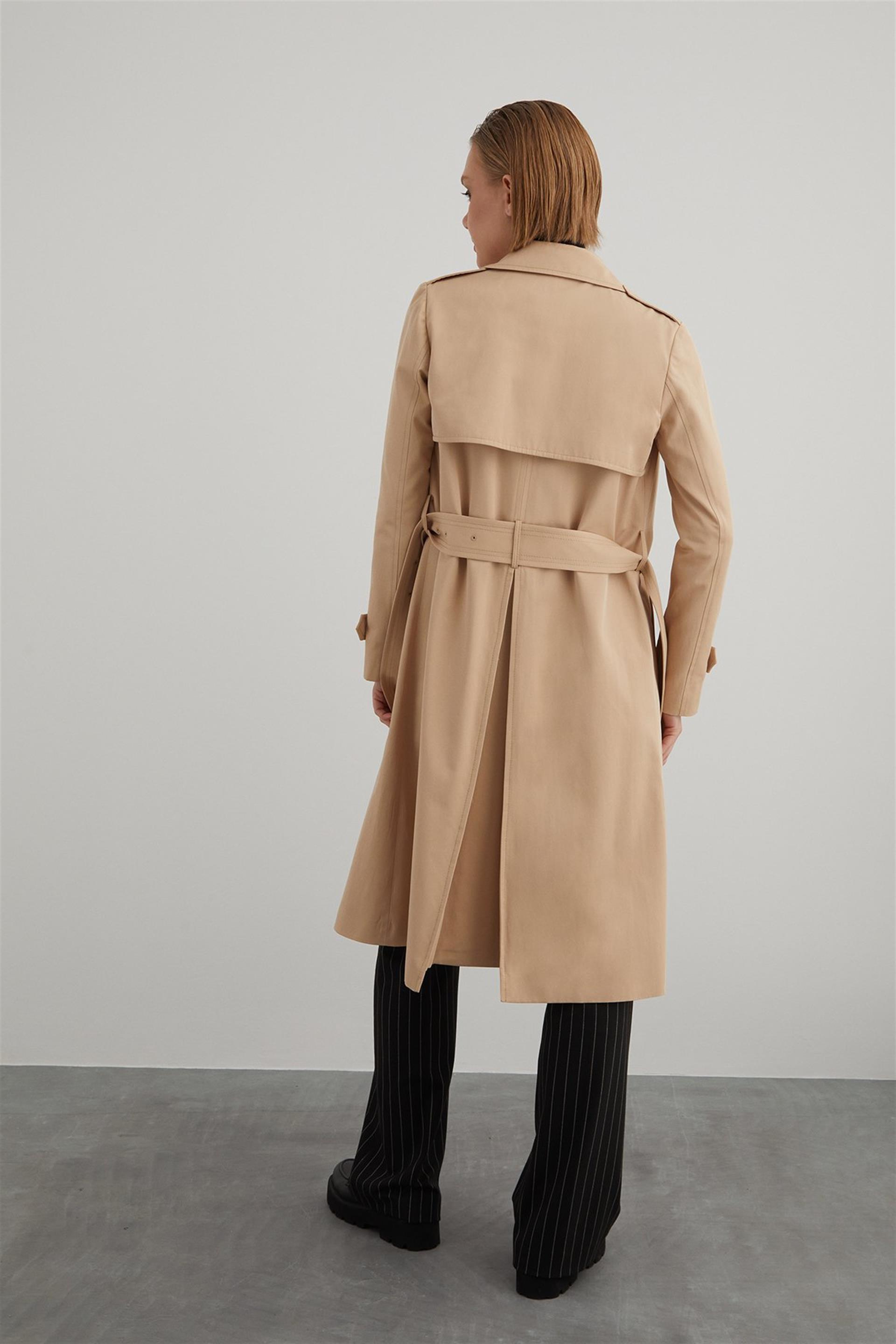 Önü Çift Kruvaze Düğmeli Arka Yırtmaçlı Tokalı Kemerli Bej Tam Kalıp Pamuk Trençkot