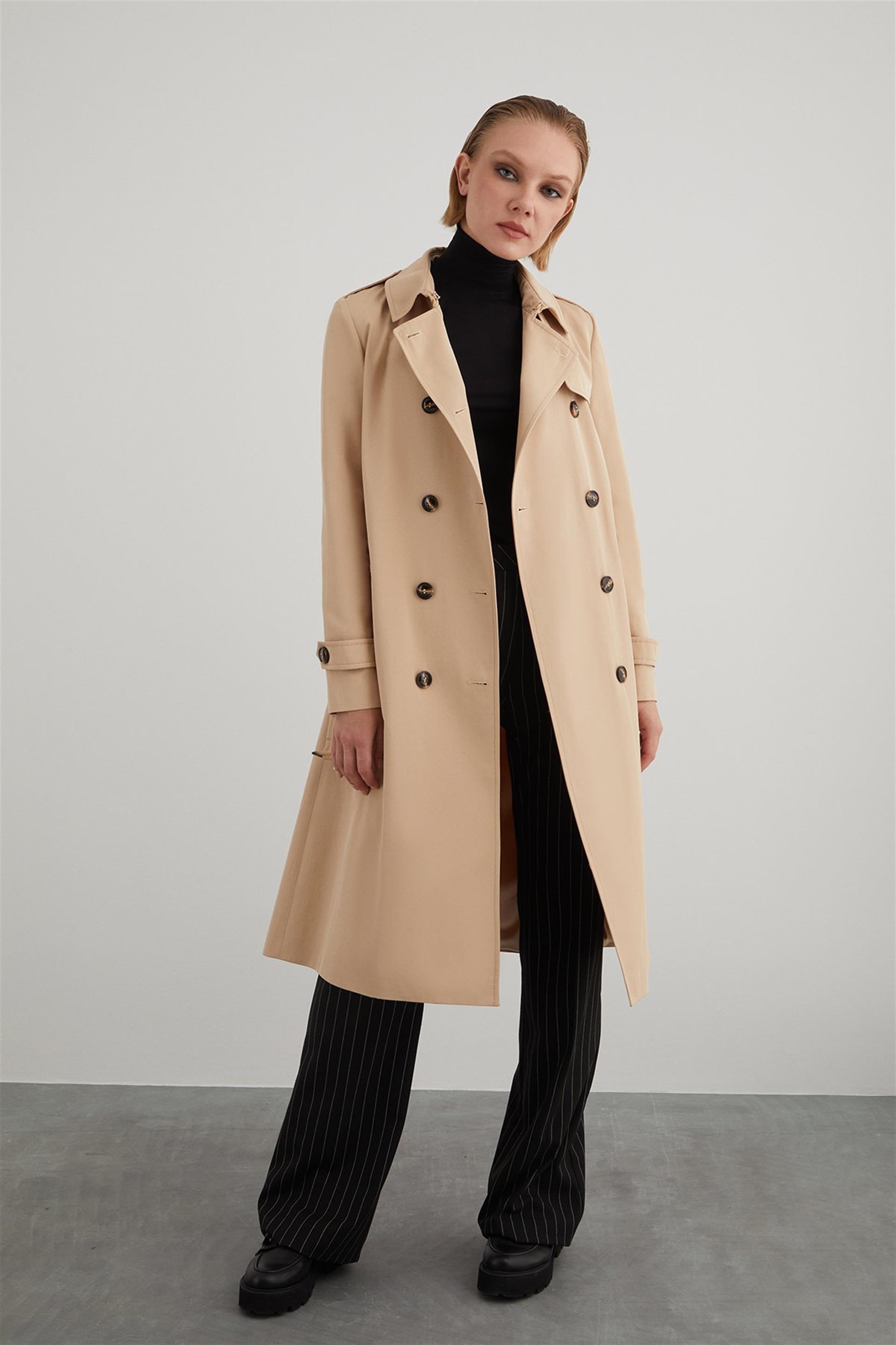 Önü Çift Kruvaze Düğmeli Arka Yırtmaçlı Tokalı Kemerli Bej Tam Kalıp Pamuk Trençkot