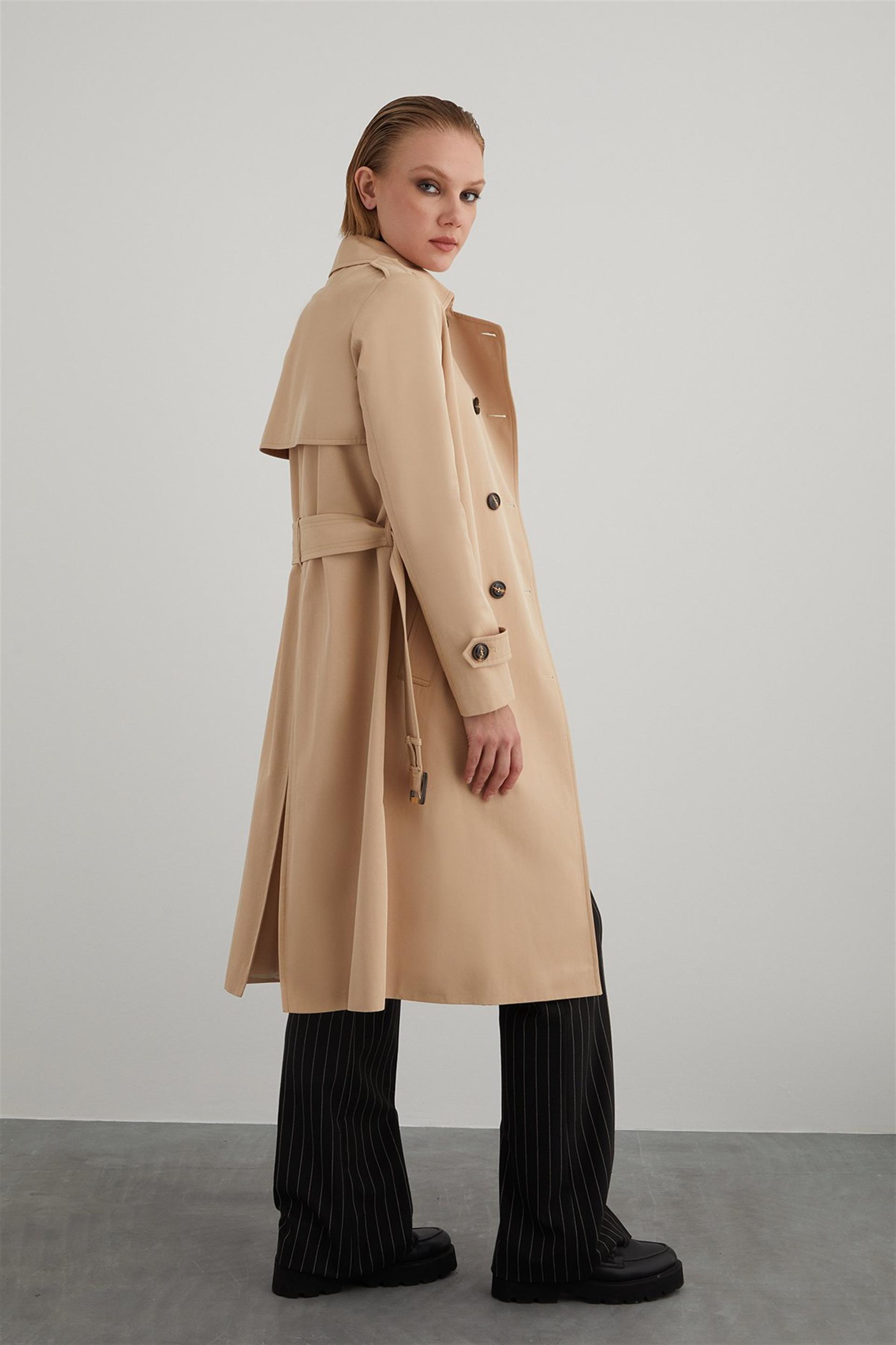 Önü Çift Kruvaze Düğmeli Arka Yırtmaçlı Tokalı Kemerli Bej Tam Kalıp Pamuk Trençkot