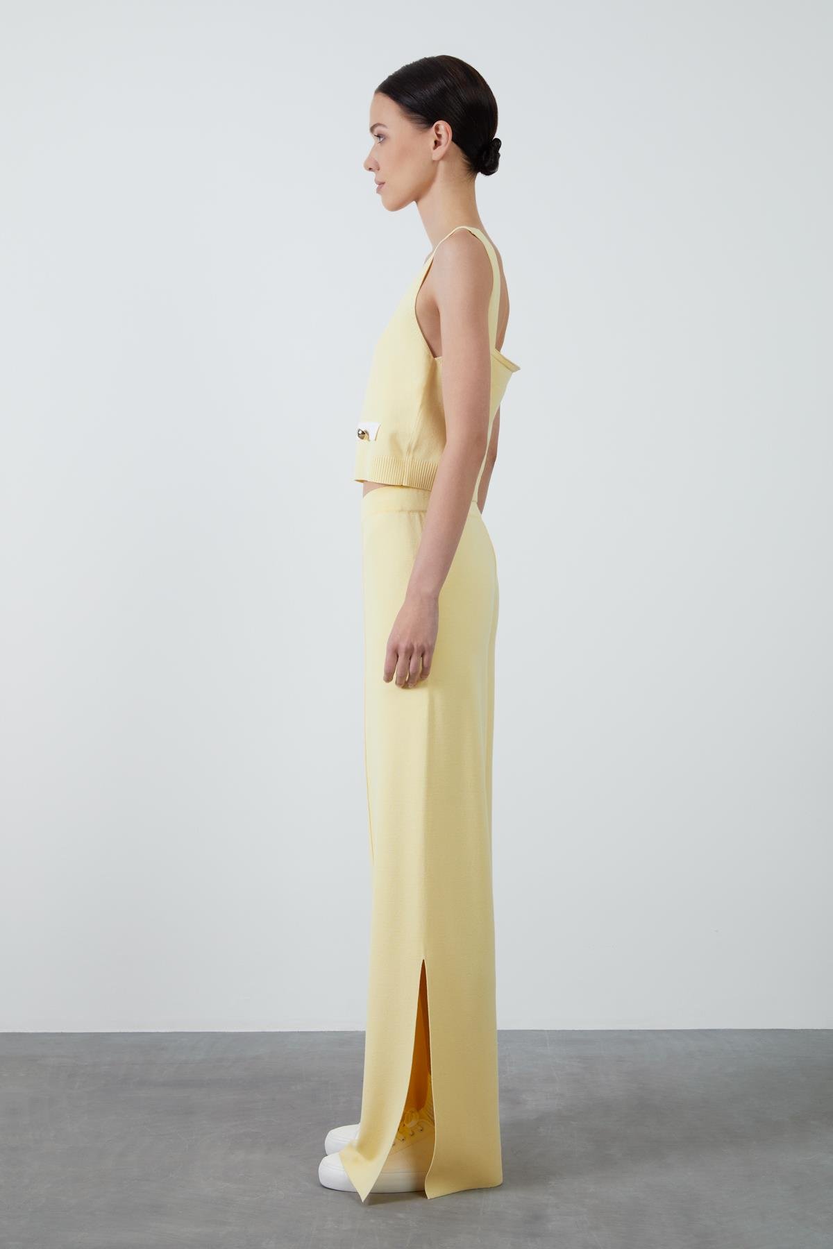 Düğme Detaylı Kare Yaka Sarı Kısa Triko