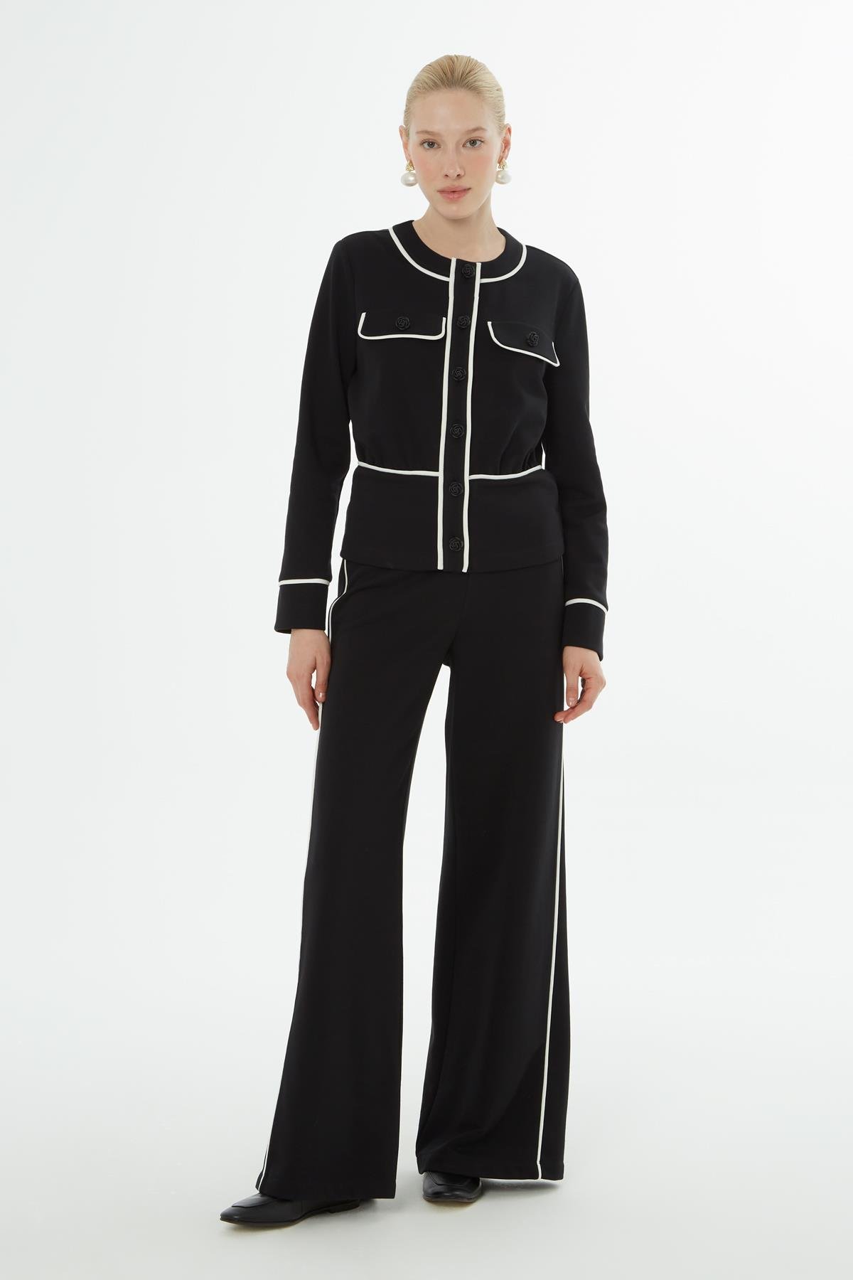 Düğme Kapamalı Hırka Ve Siyah Eşofman Takımı