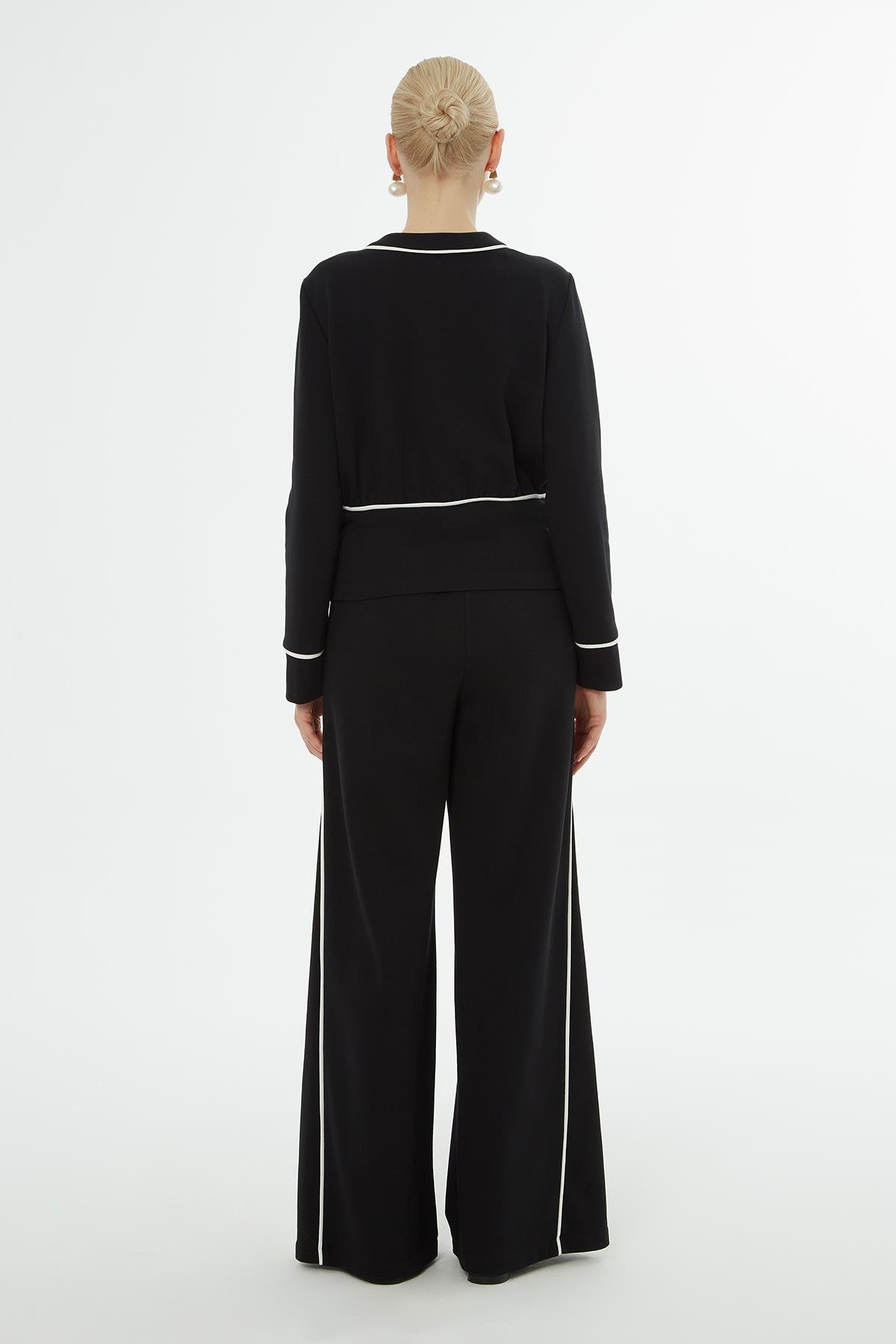 Düğme Kapamalı Hırka Ve Siyah Eşofman Takımı