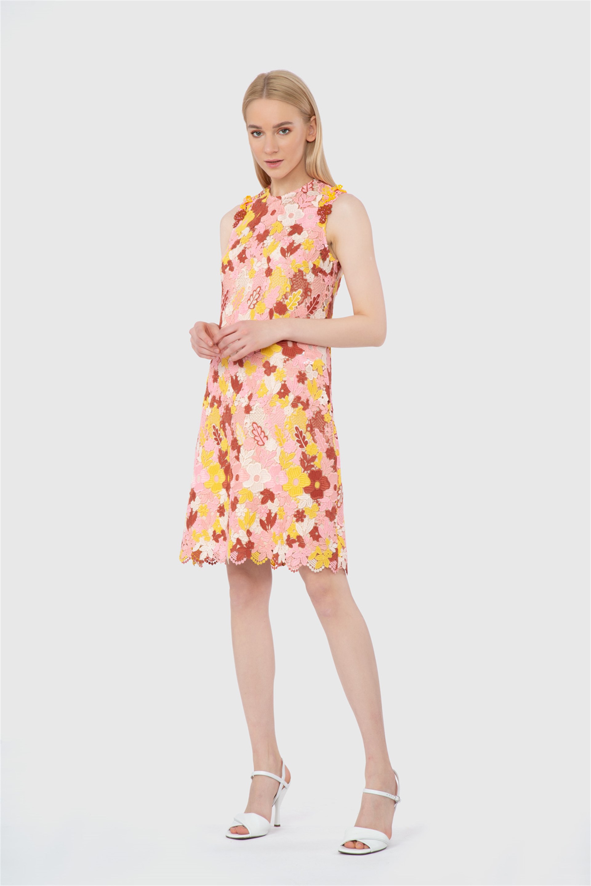 Straight Form Sleeveless Embroidered Pink Dress
