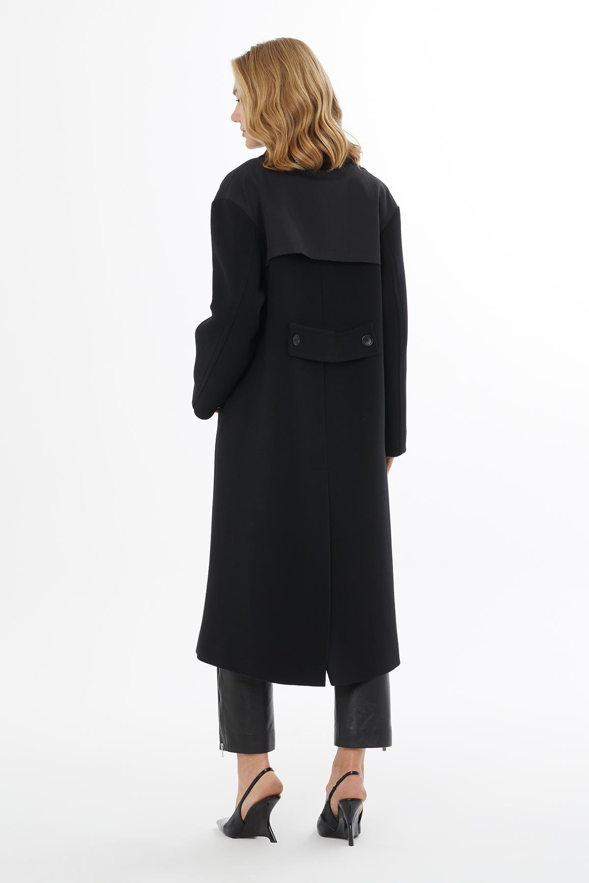 Düz Kesim Pelerin Detaylı Siyah Yün Kaban