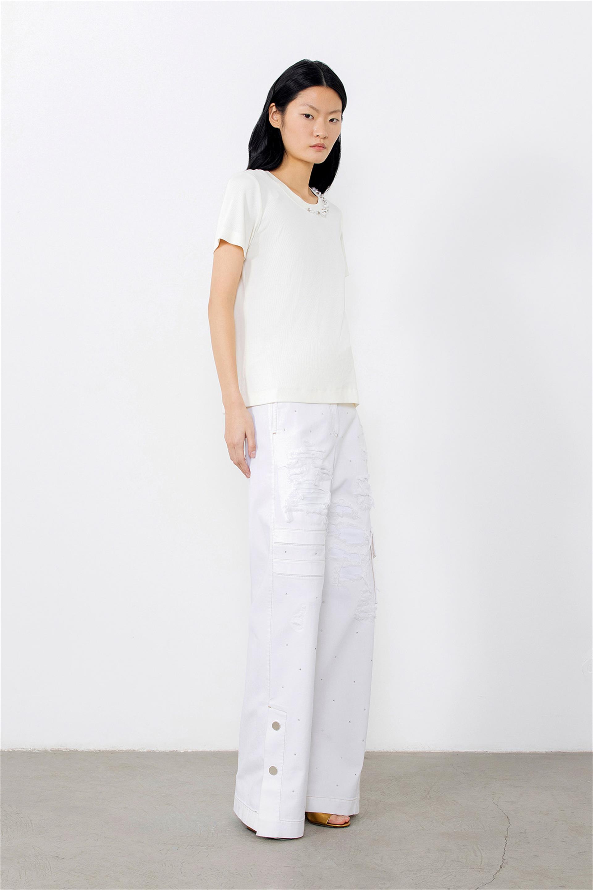 Yakası İşlemeli Ekru Tshirt